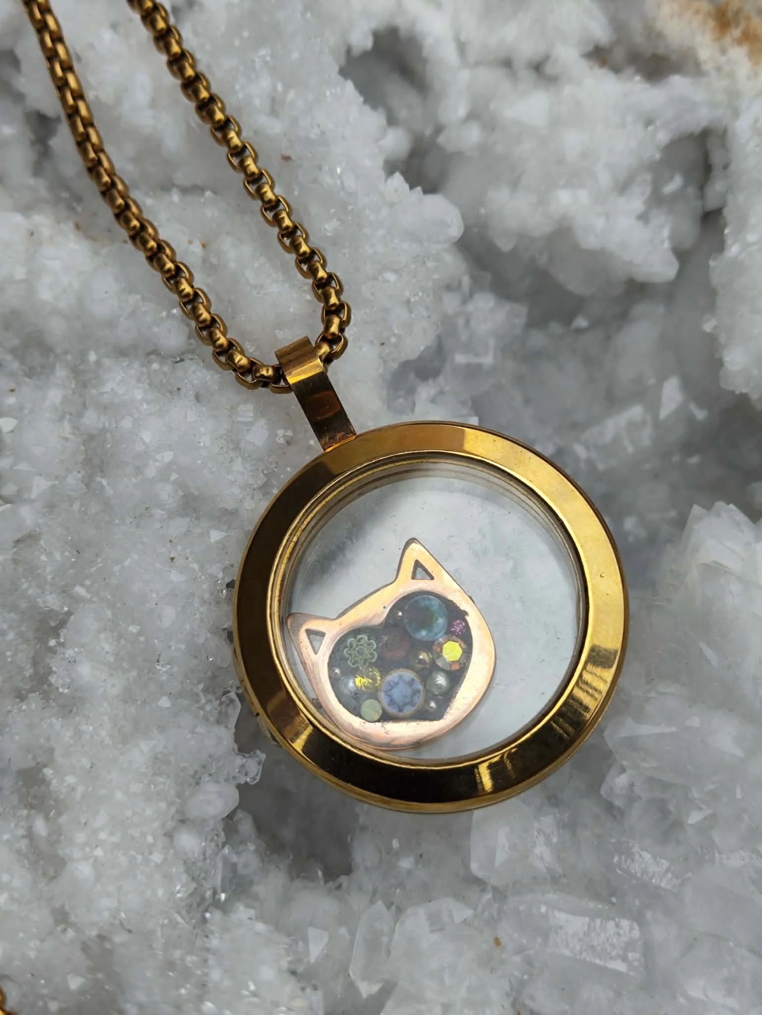 Pendentif 3cm diametre environ , plaque or 18k avec tete de chat en coeur mosaiqué