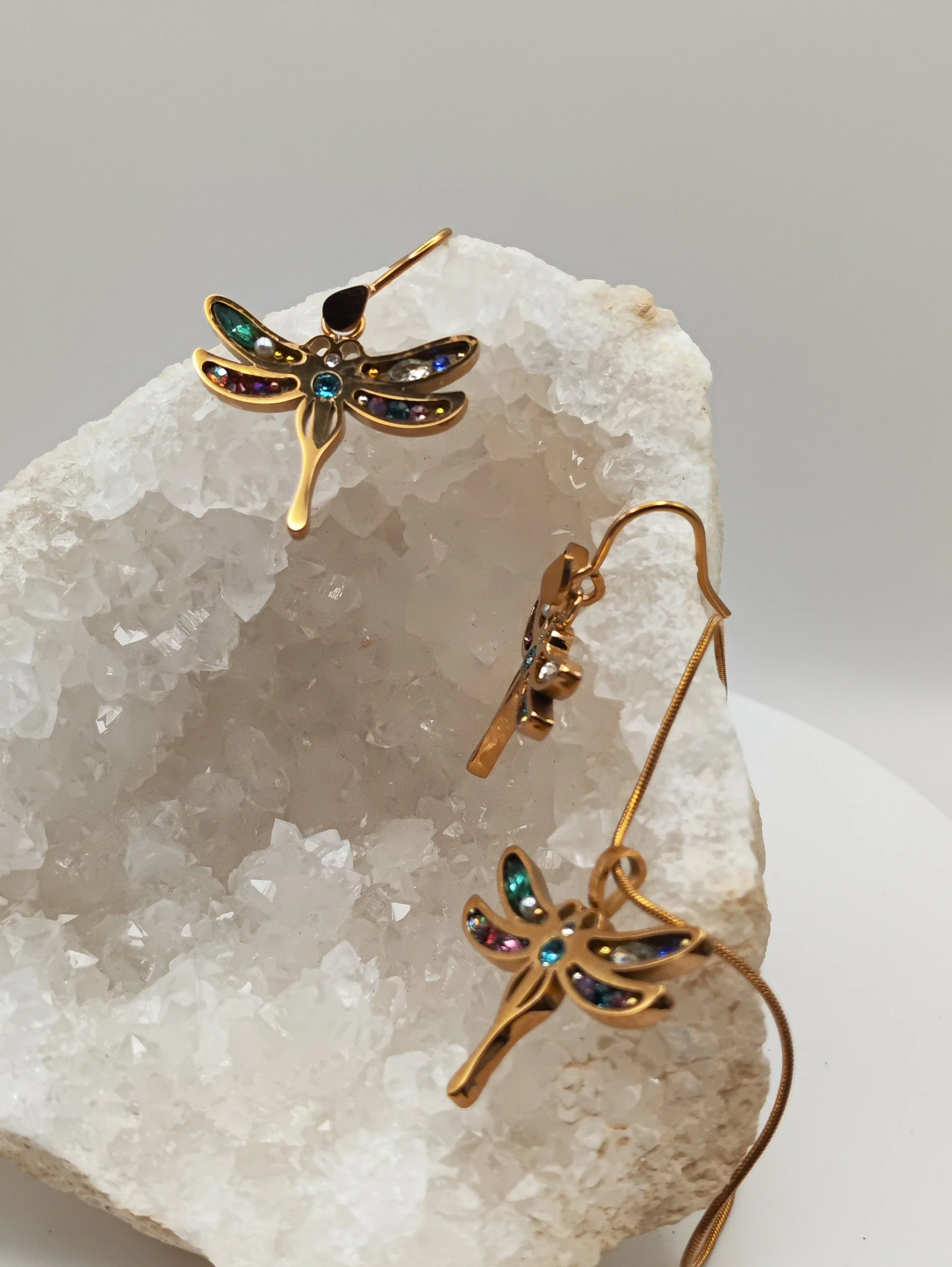 Pendentif , chaine et boucles d oreilles libellule micromosaique plaqué or 18k