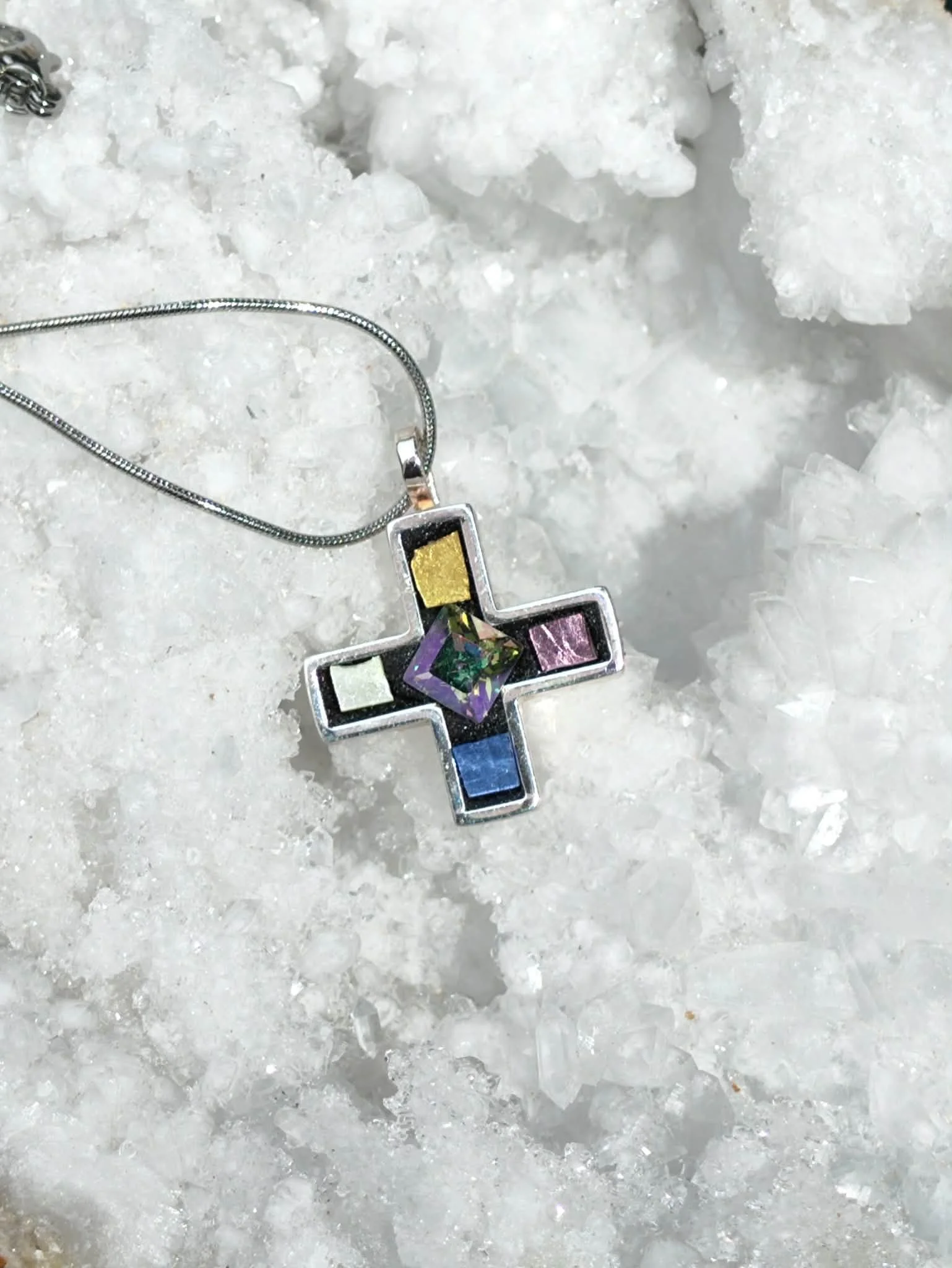Croix pendentif mosaiqué feuilles d ors