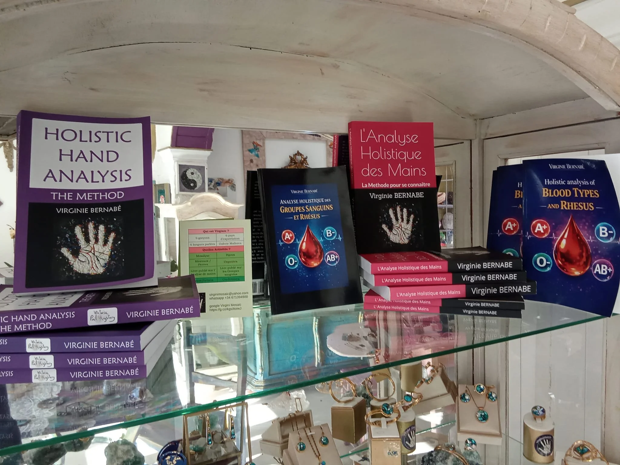 Livres sur l'analyse holistique des mains et le methodologie de Virginie Bernabé affichés sur une étagère en magasin.