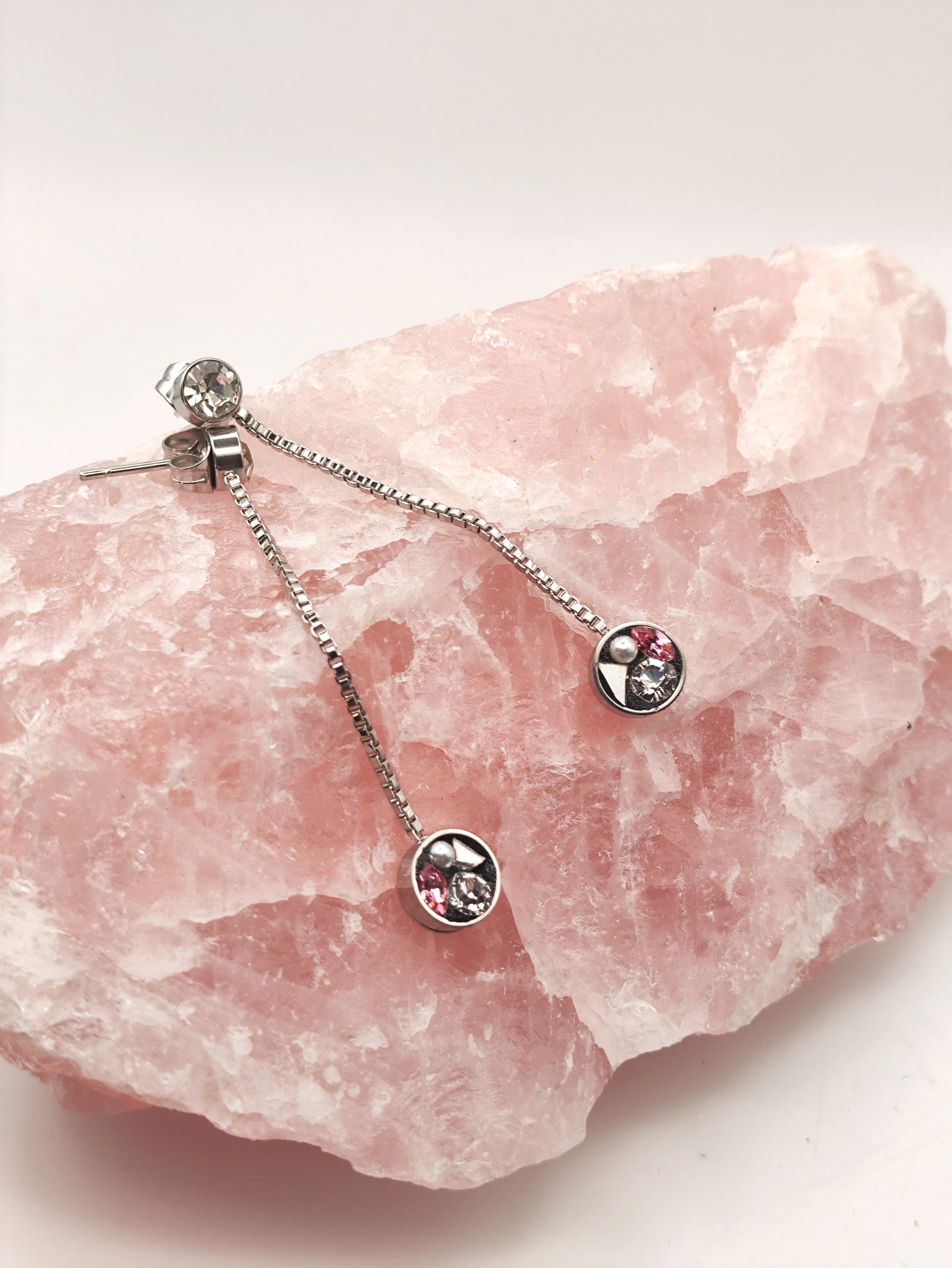 boucles d oreilles rhodium mosaiquées en forme de cosmos