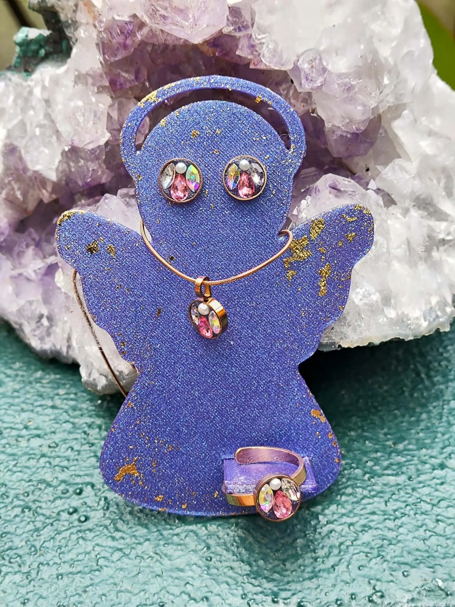 Ange Pendentif , chaine et bague ajustable boucles d oreilles micromosaique plaqué or rose 18k