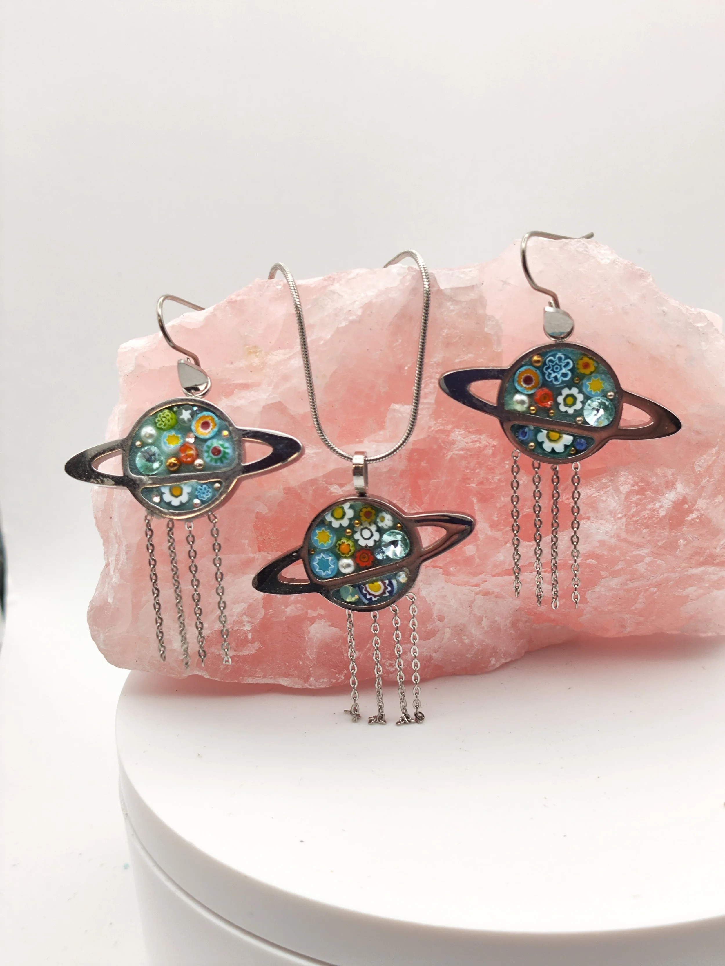 Boucles et pendentif en planetes