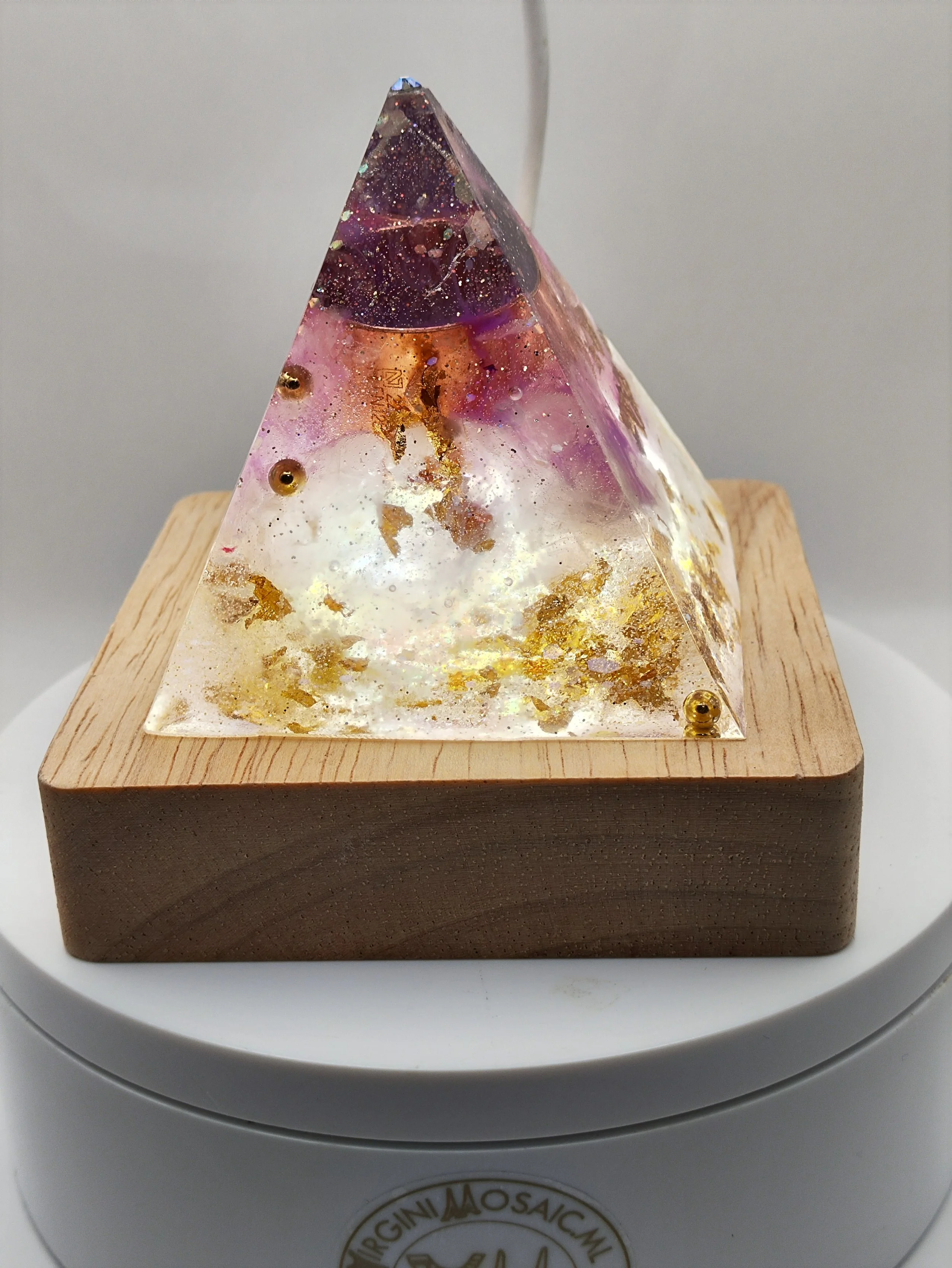 Orgonite pyramide lumieres de couleurs, meditation garantie