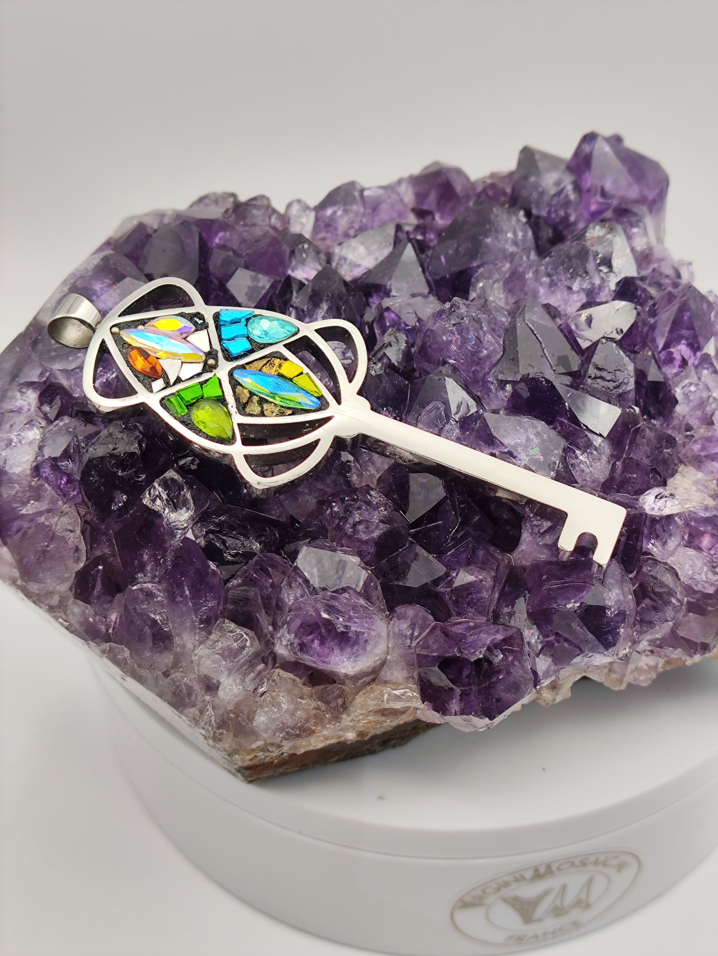 Pendentif en forme de clé mosaiqué