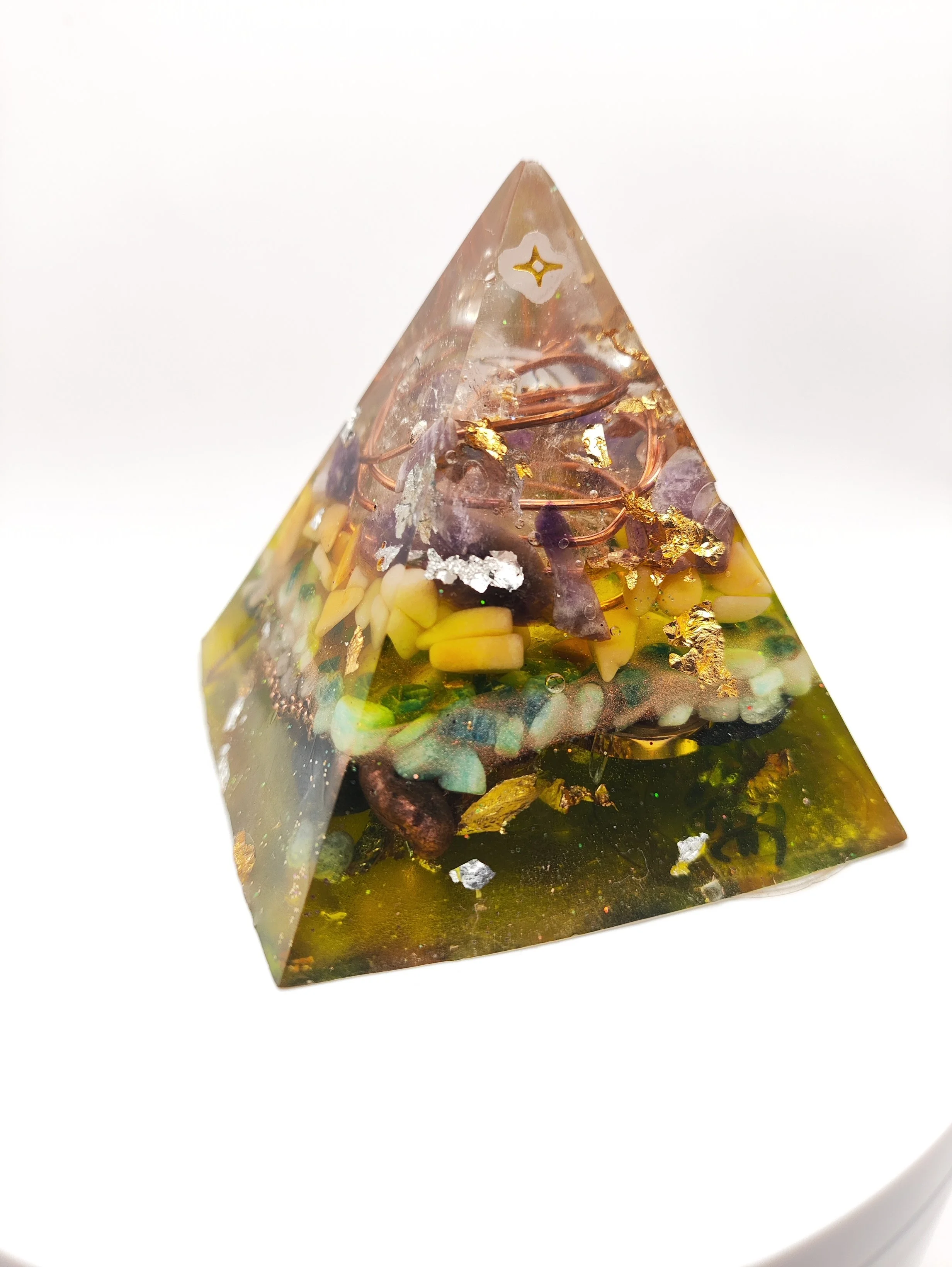 Orgonite en forme de pyramide