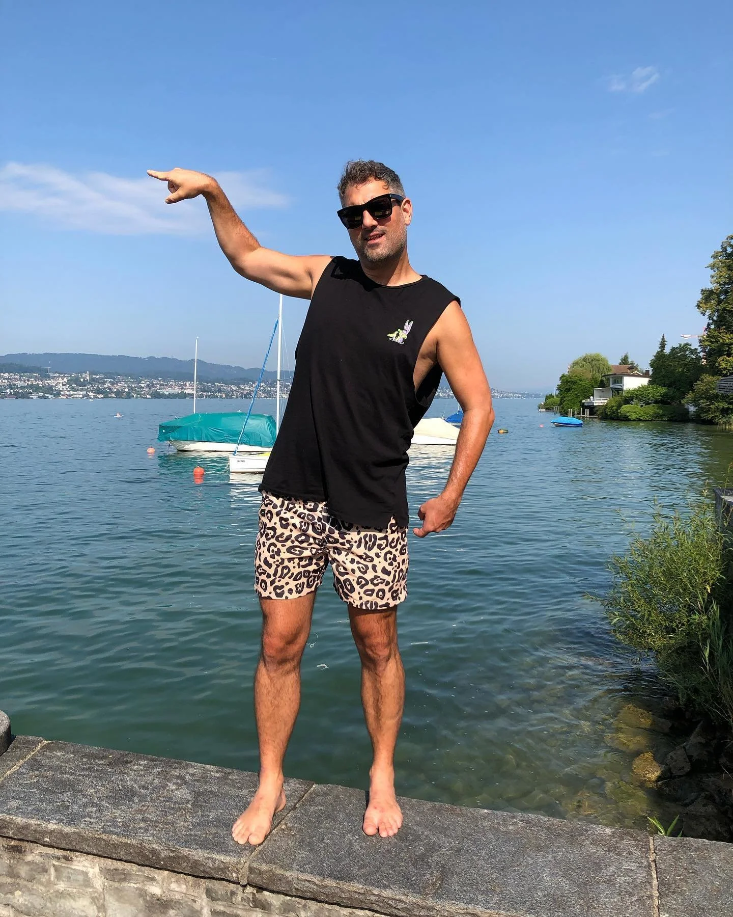 This way? Or that way? (Also swipe left to see my non OF six pack 💪)