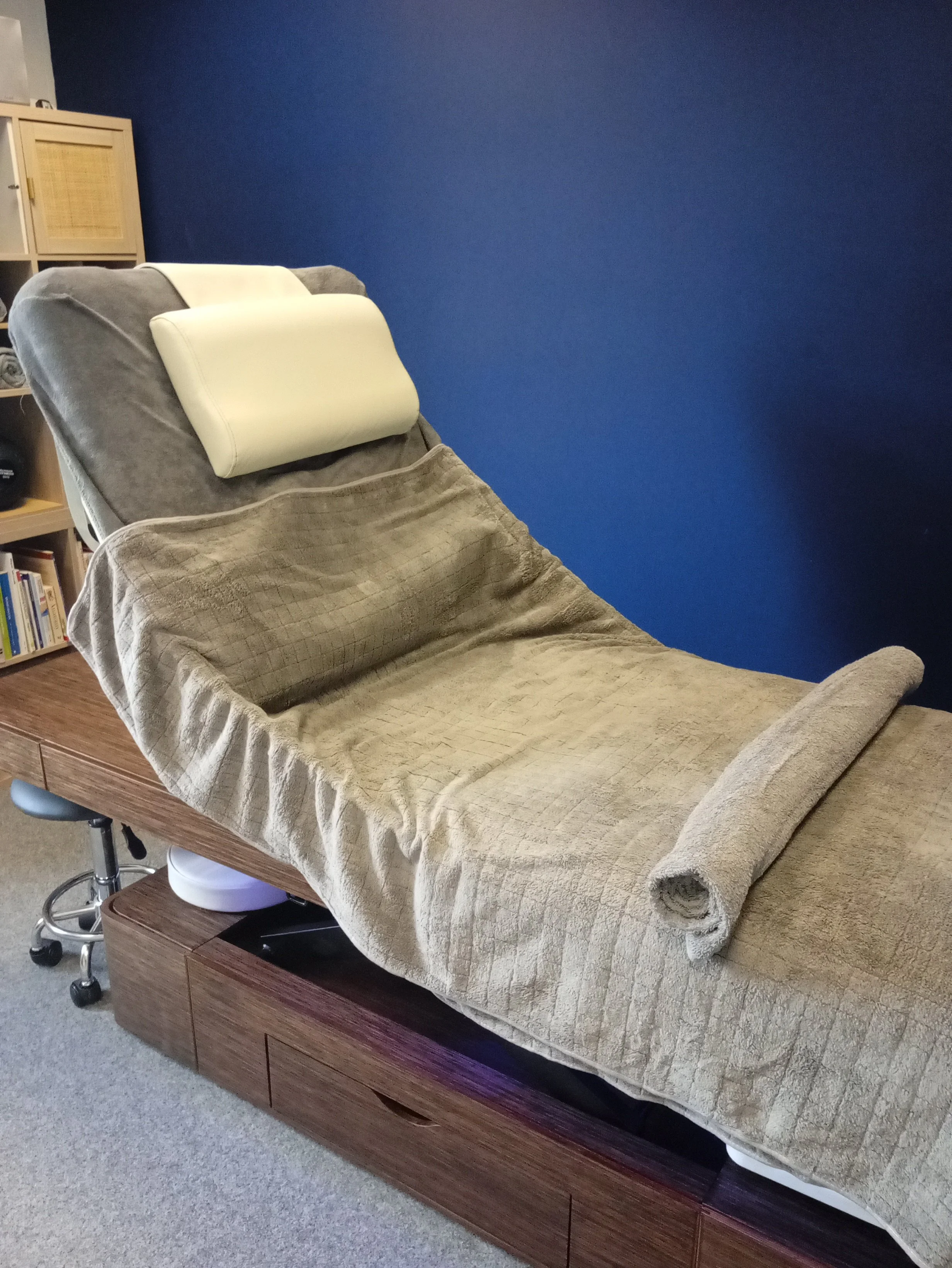 sport massage plinth in raised up position within the sports therapy clinic rc muscle and movement in ek