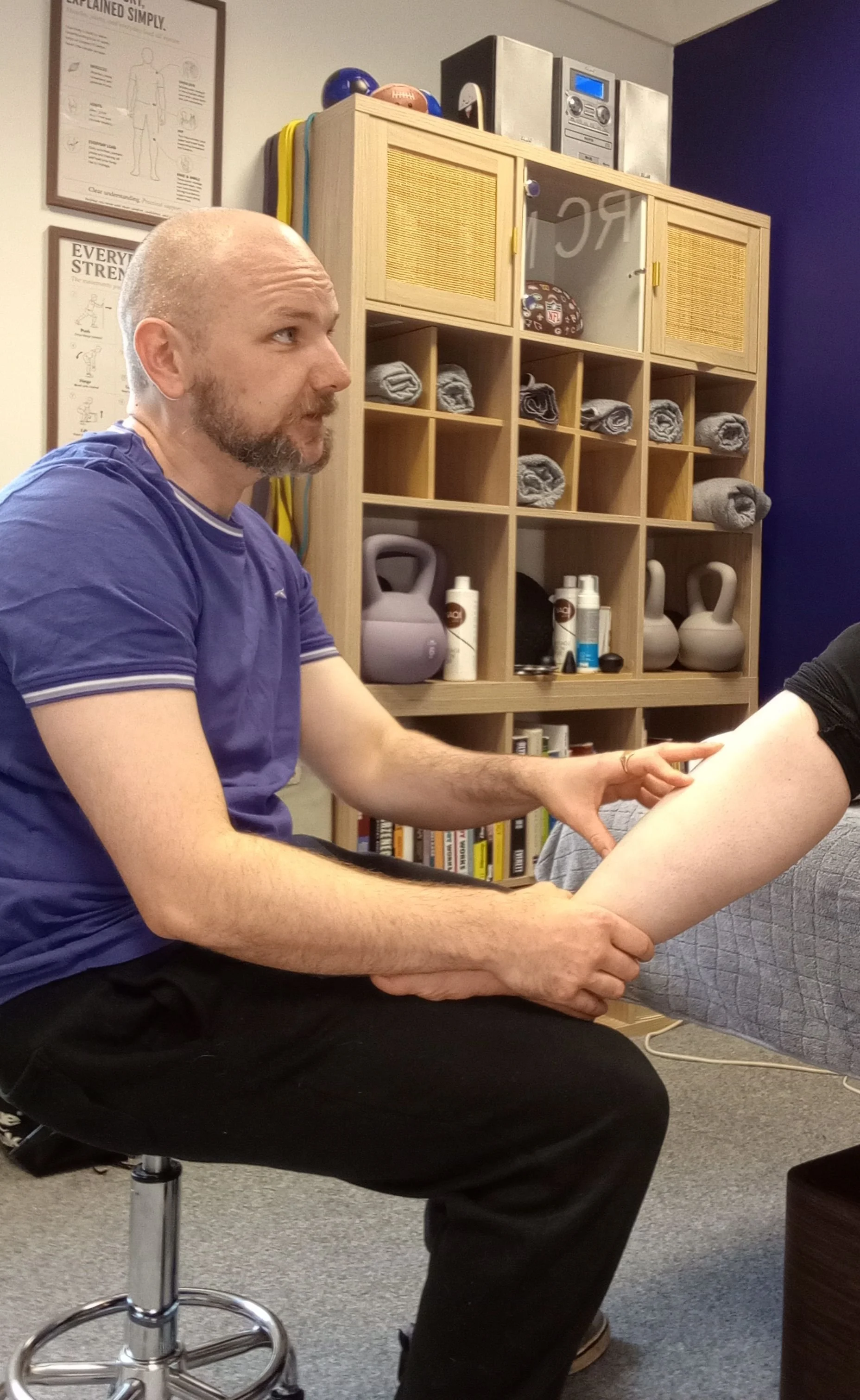 Ross discussing knee movement with Paula at RC Muscle & Movement.