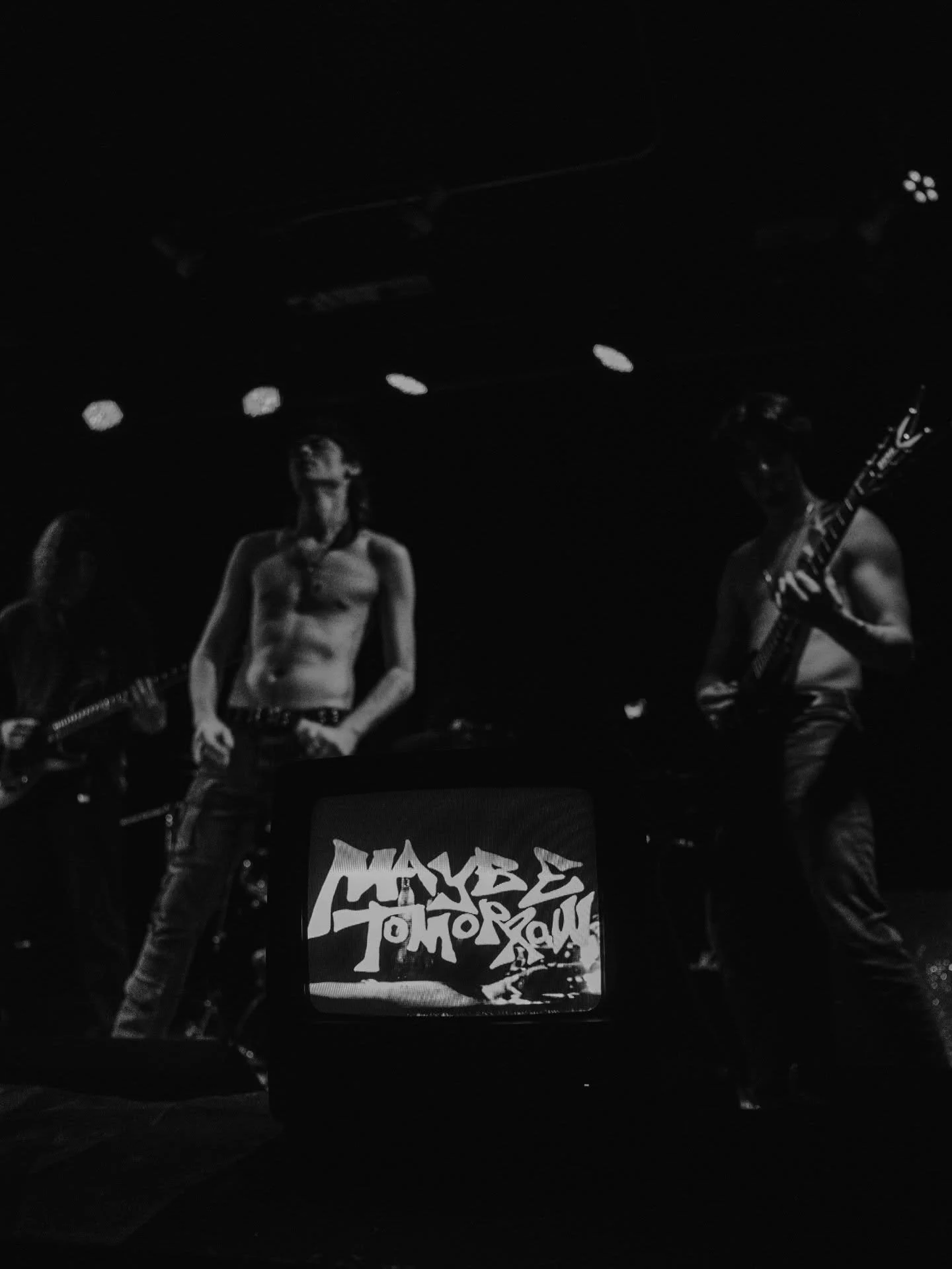 Had an absolute blast taking pictures for @maybetomorrowchi can&rsquo;t say it enough but you guys played amazing! Can&rsquo;t wait to take more photos for you
&bull;
&bull;
#photographer #show #concertphotography #explorepage✨