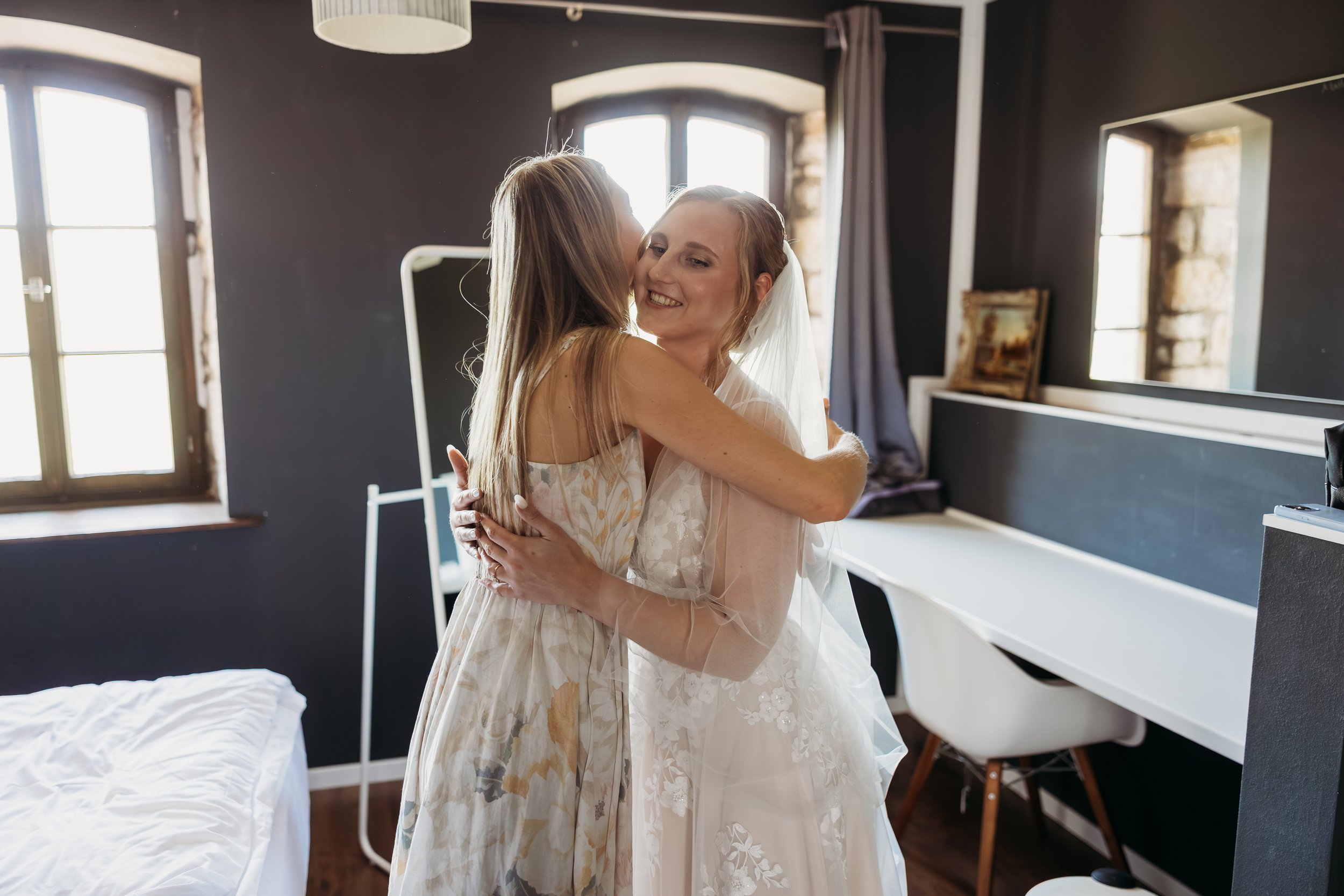 Braut beim Getting Ready für ihre Hochzeit  auf Mathis Wiesenmühle