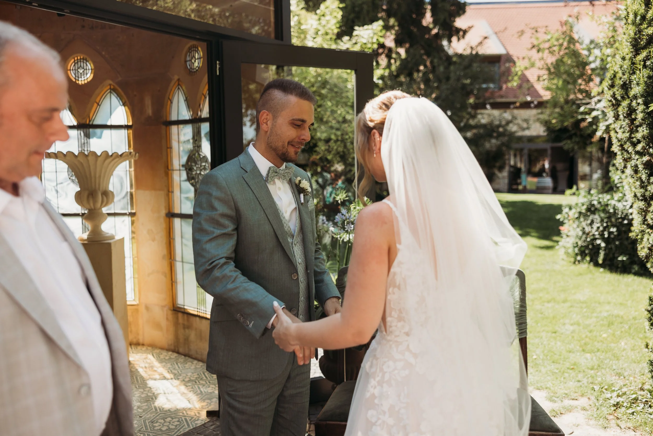 Braut und Bräutigam bei ihrer Hochzeit im Freien auf Mathis Wiesenmühle