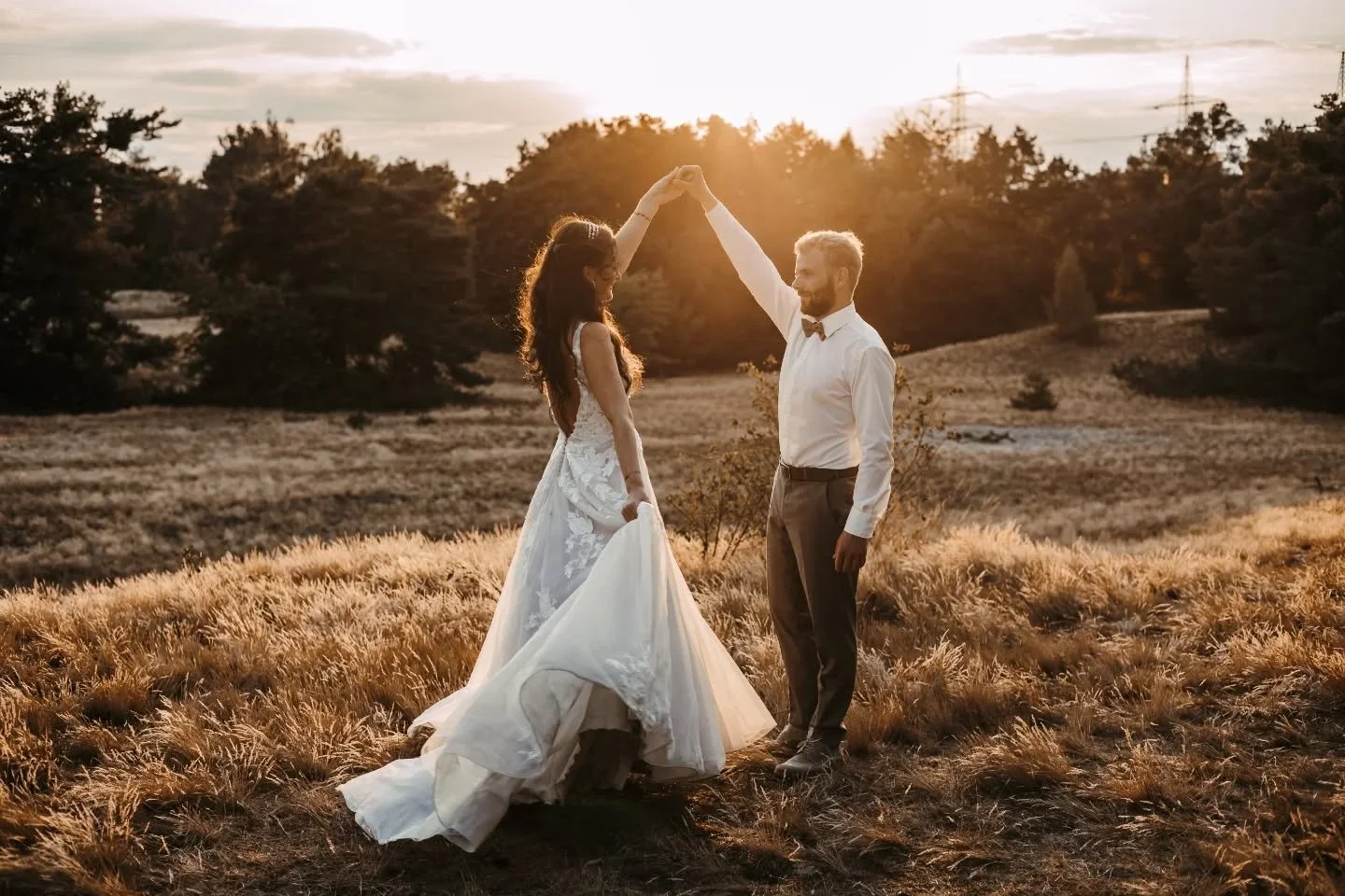 Eure Hochzeit ist eine Party, kein Foto-Shooting! 🥂

Mal ganz ehrlich: Wer will an seinem Hochzeitstag schon zwei Stunden lang in die Kamera l&auml;cheln, w&auml;hrend die G&auml;ste am Sekt nippen und die beste Playlist l&auml;uft? Niemand! 

Desha