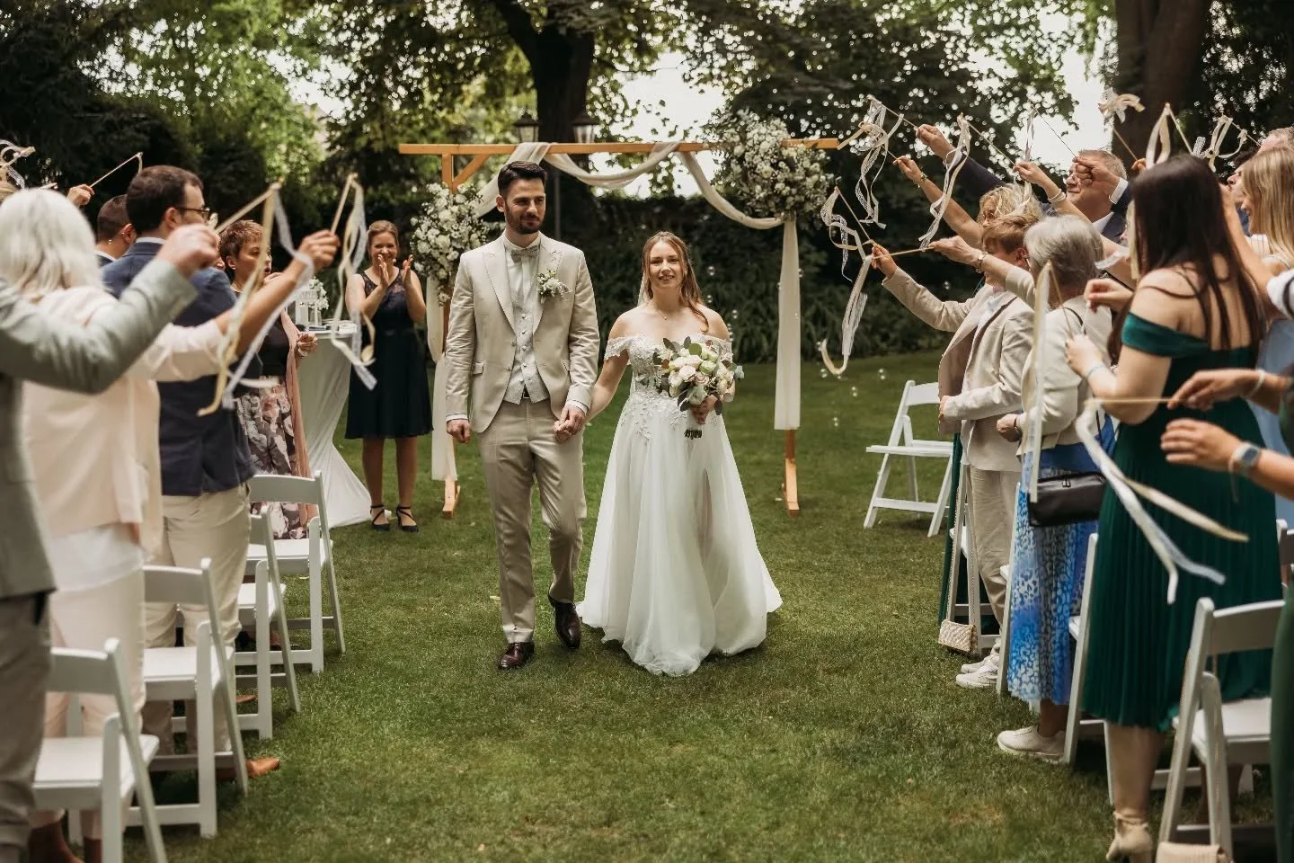 Diesen Sommer durfte ich die wundersch&ouml;ne Hochzeit von Nicole und Leon im @eventlocation_weingut_hahn begleiten. ✨
Es war eine absolute Traumhochzeit voller Liebe, Lachen und dem ein oder anderen Freudentr&auml;nchen. Ein unvergesslicher Tag, de