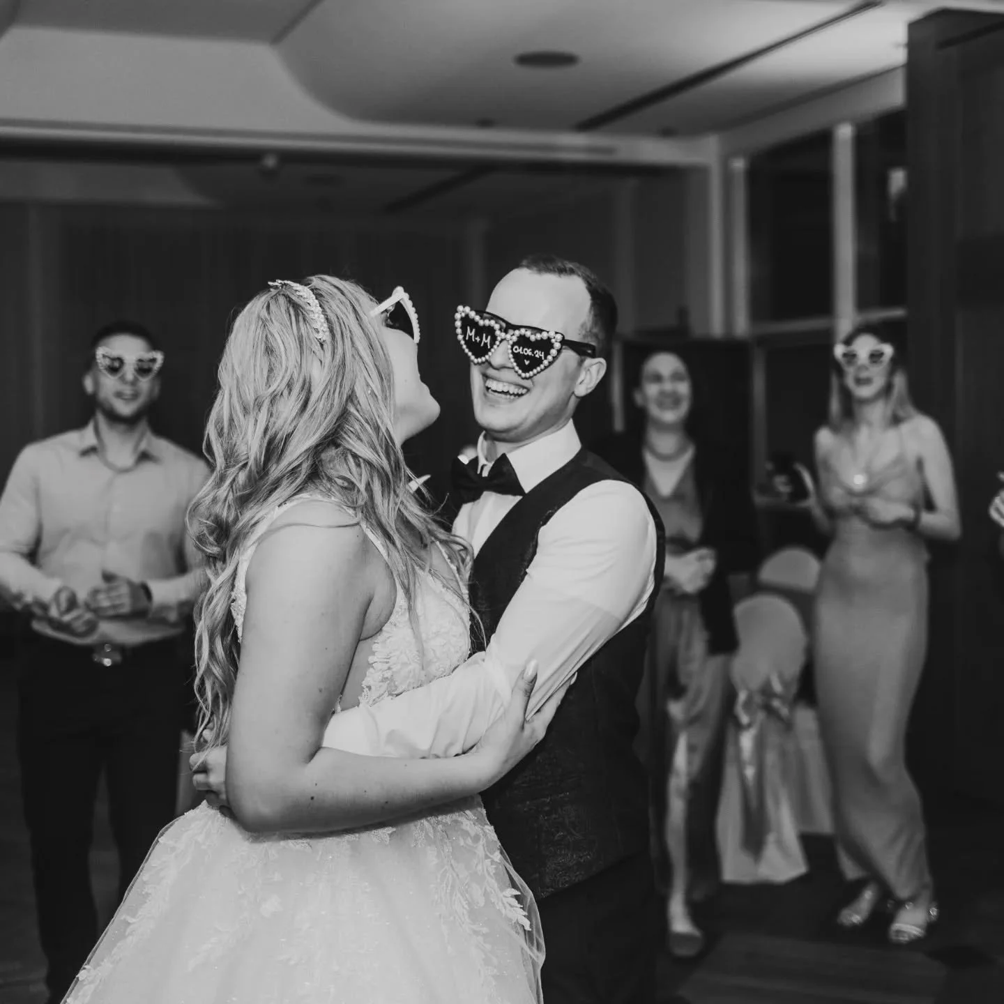 Lohnt sich ein Hochzeitsfotograf eigentlich auch noch zur Party?
Ganz klares JA!

Denn genau diese Momente entstehen nicht mit dem Handy 💃🕺 pure Stimmung, echtes Feiern &amp; ganz viel Liebe ❤️
Schon 20&ndash;30 Minuten nach Partybeginn reichen v&o