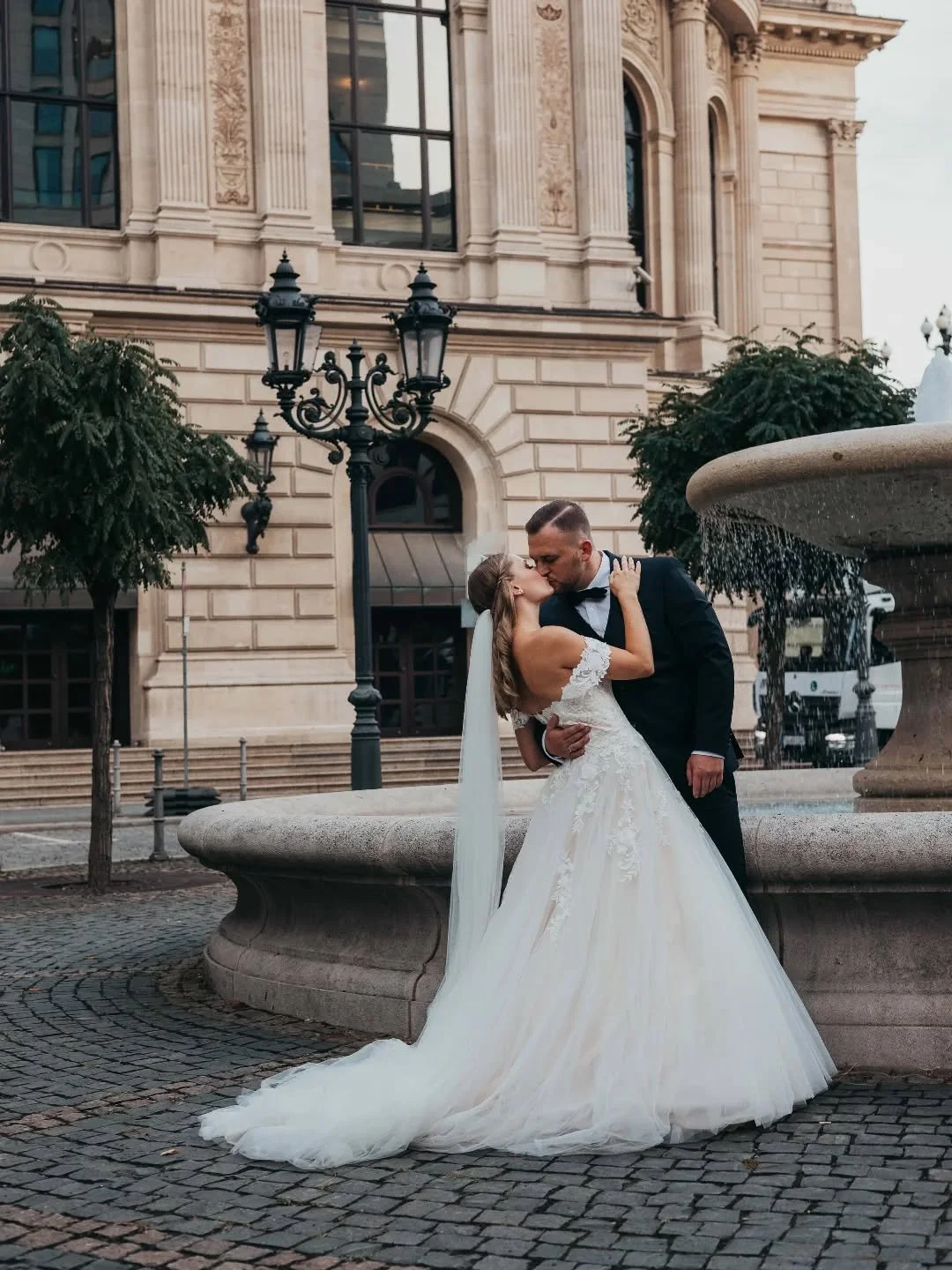 Die alte Oper in Frankfurt ist ein Ort an den ich immer wieder gerne f&uuml;r Shootings zur&uuml;ck kehre. Sie bietet sich perfekt f&uuml;r After Wedding Shootings in der Stadt oder nach dem Standesamt im R&ouml;mer an.  Auch wenn dieses Bild schon 3