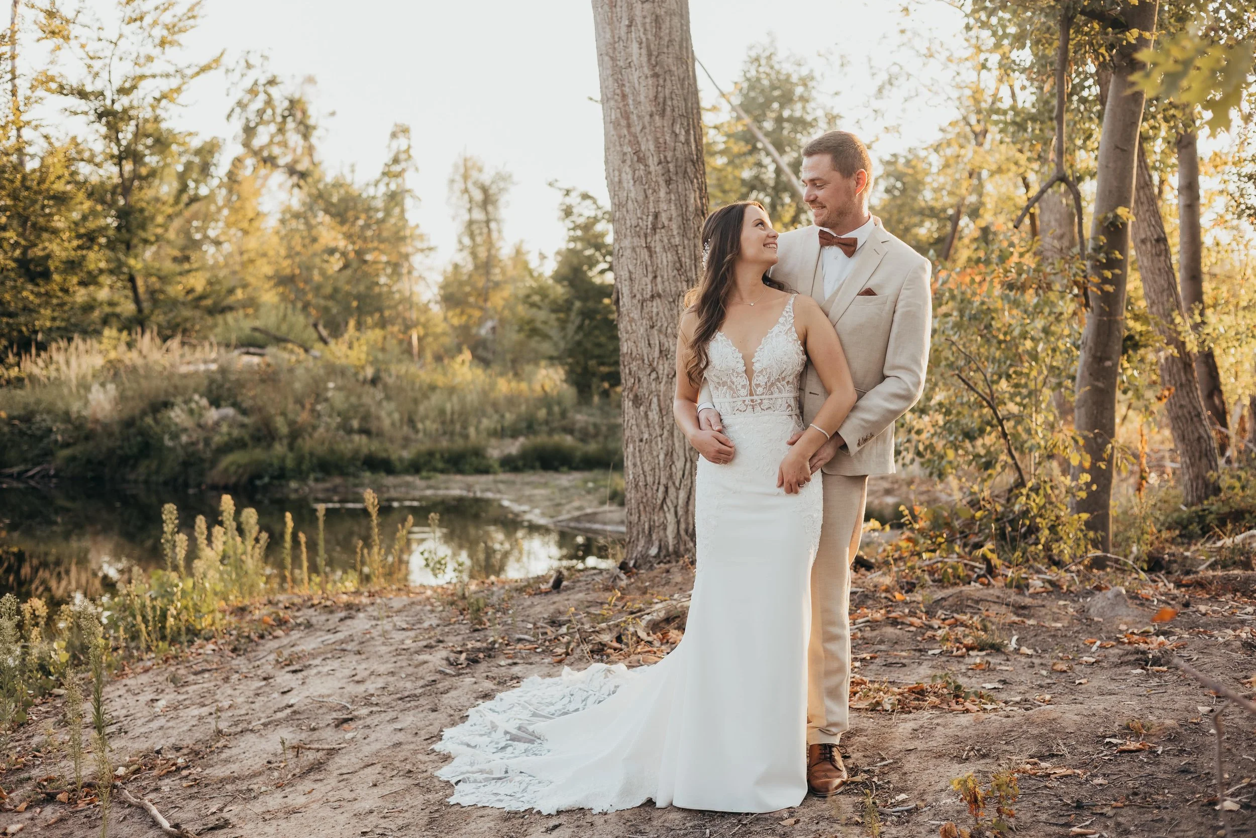 Hochzeitspaar an einem See beim After Wedding Shooting in Rodgau