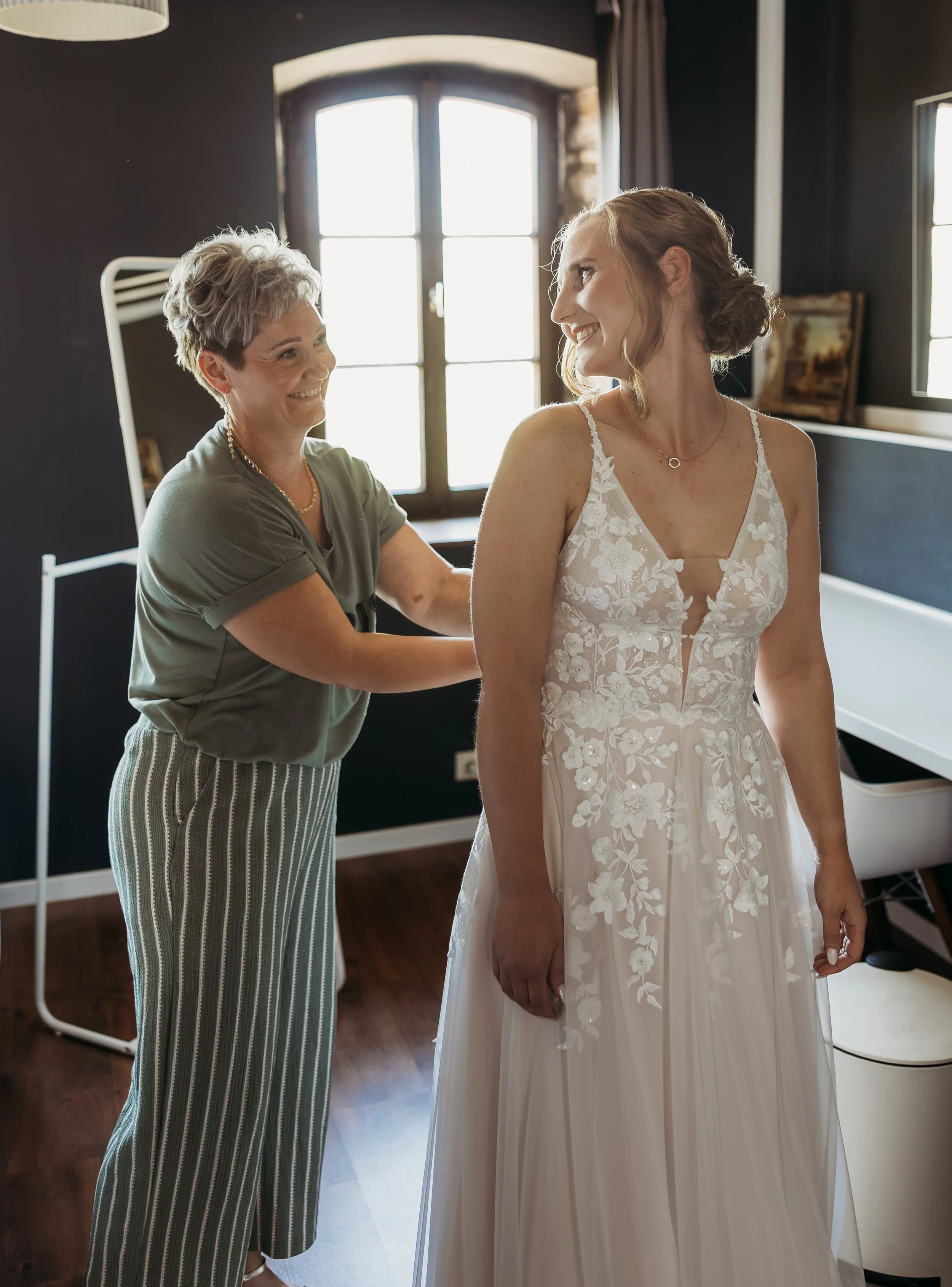 Braut beim Getting Ready für ihre Hochzeit  auf Mathis Wiesenmühle