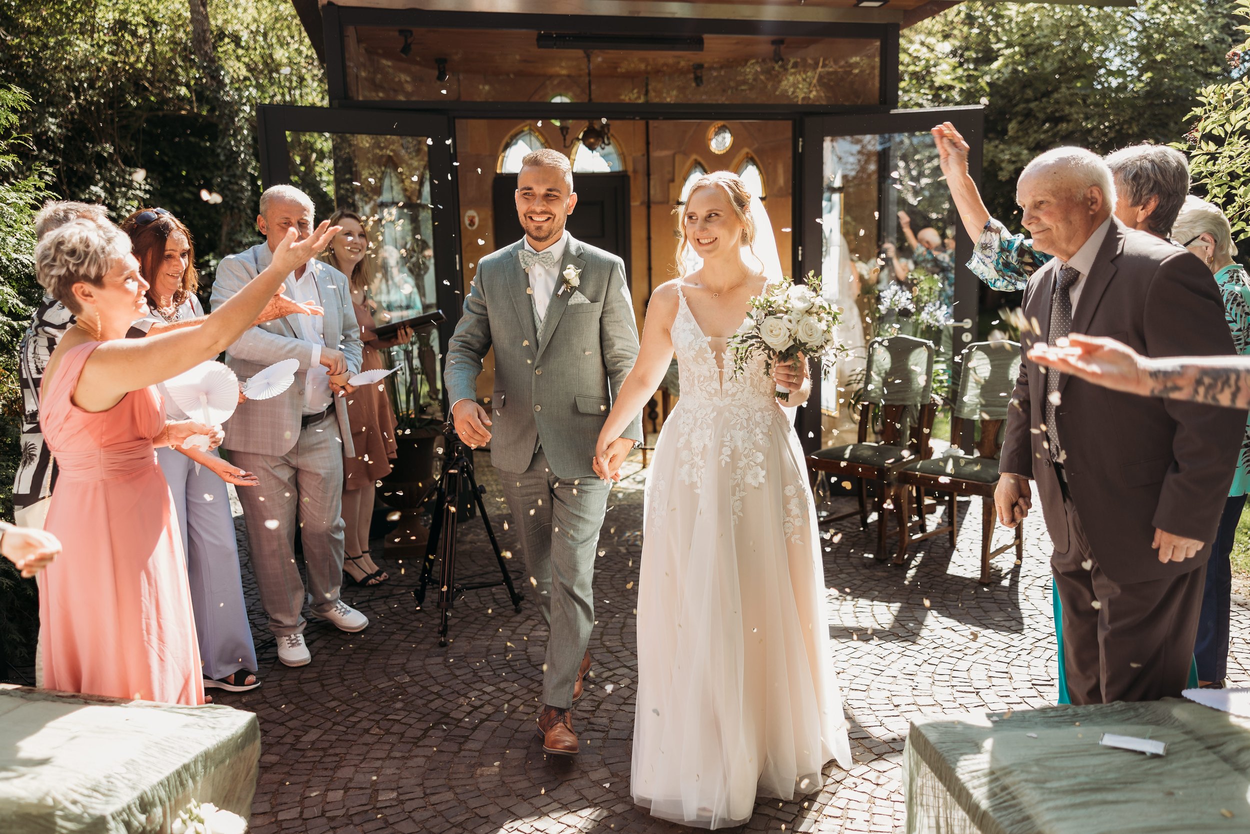Hochzeitspaar beim Auszug in Rodgau