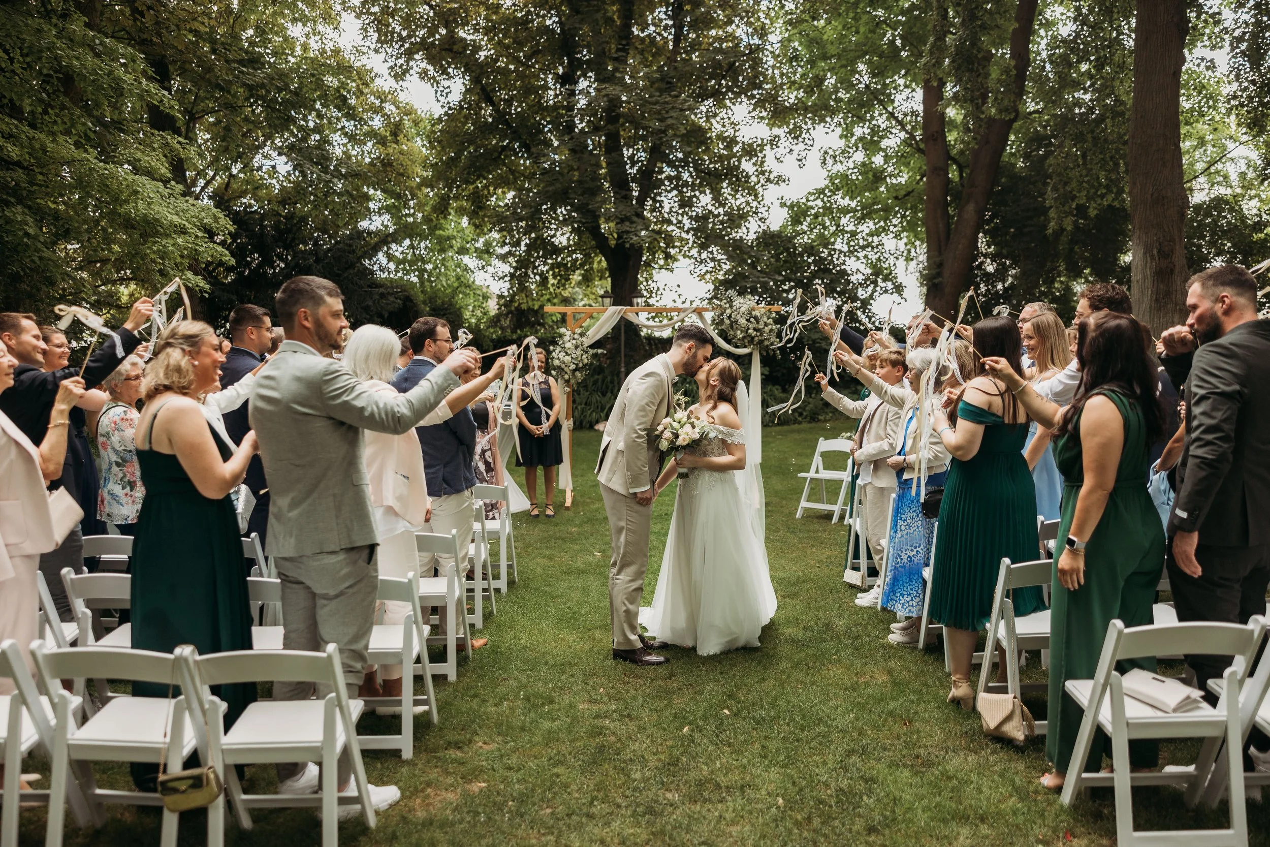 Paar beim Auszug der Trauung mit Weddingbands in Rodgau