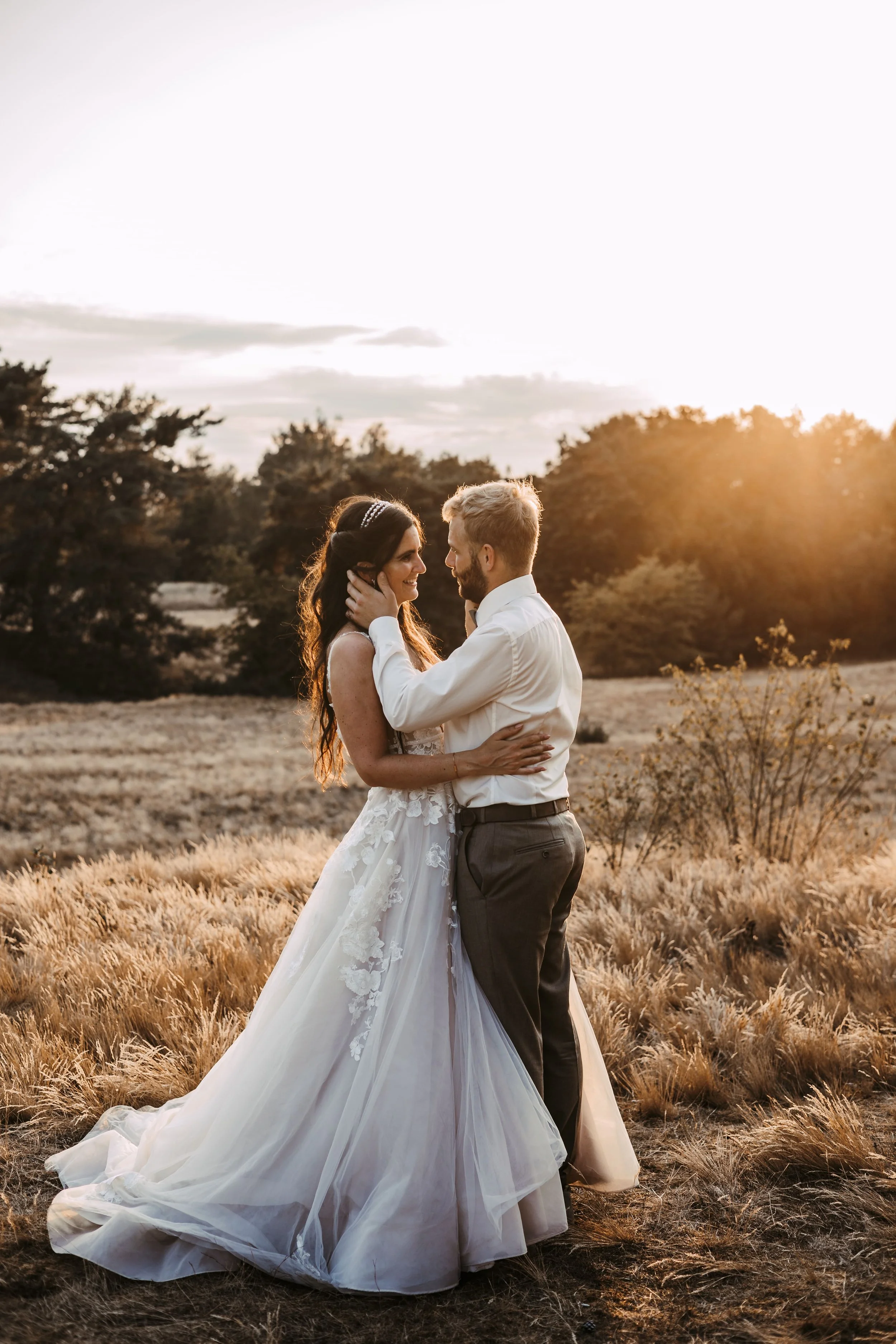 Hochzeitspaar im Sonnenuntergang in Rodgau