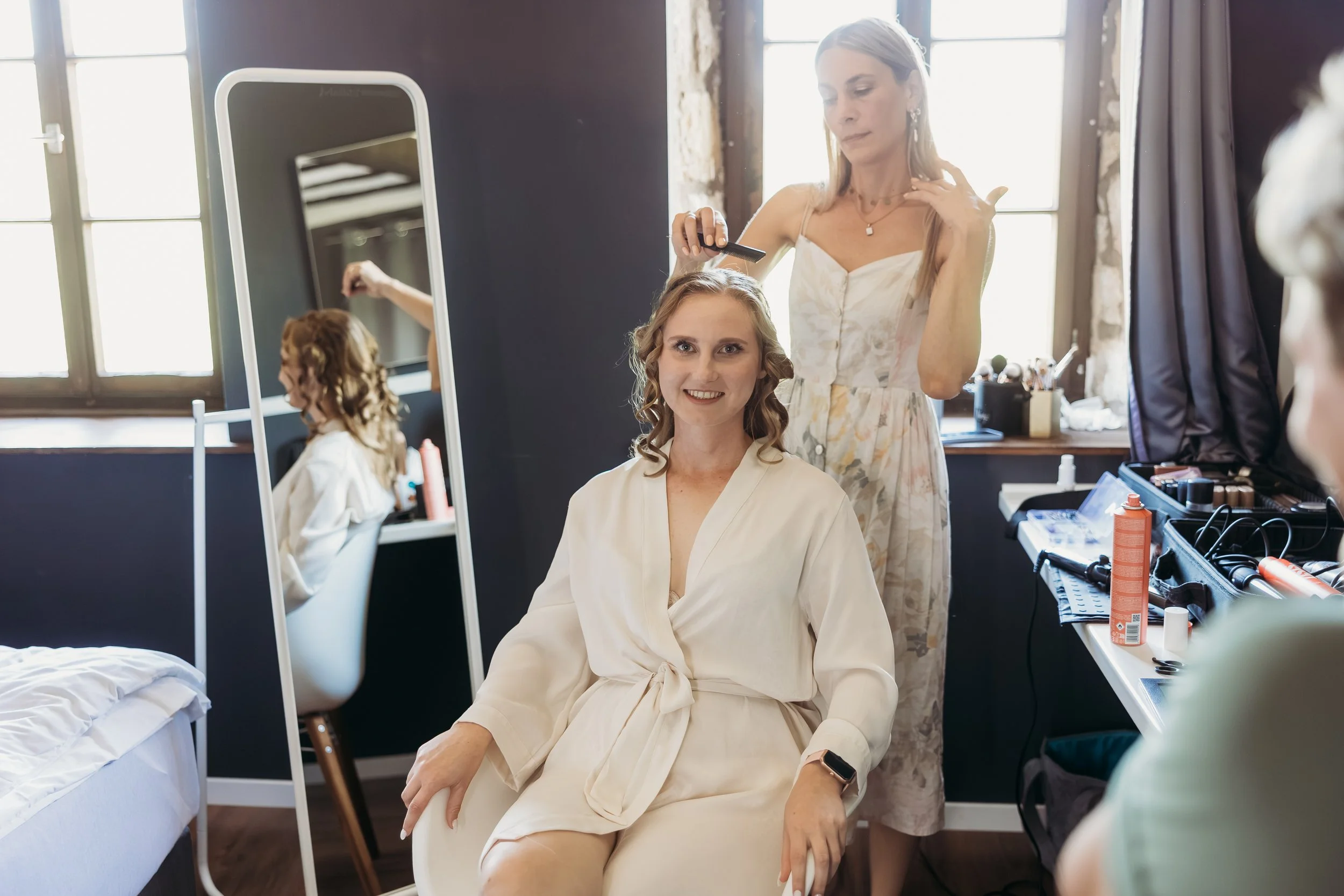 Braut beim Getting Ready für ihre Hochzeit  auf Mathis Wiesenmühle