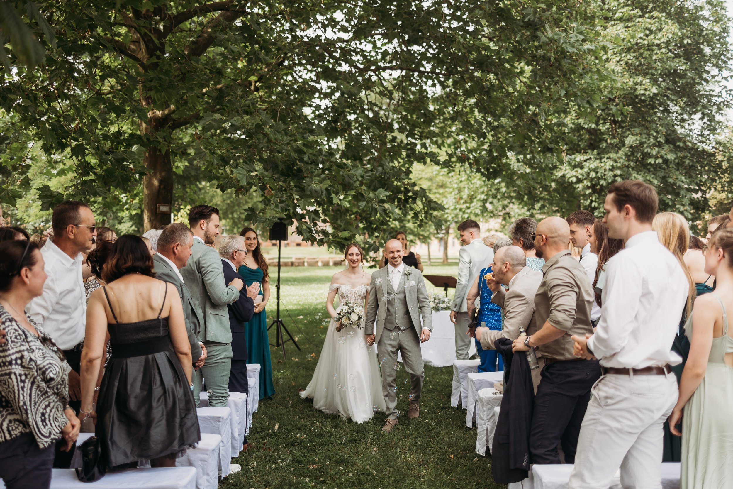 Hochzeitspaar beim Auszug der Trauung in Rodgau