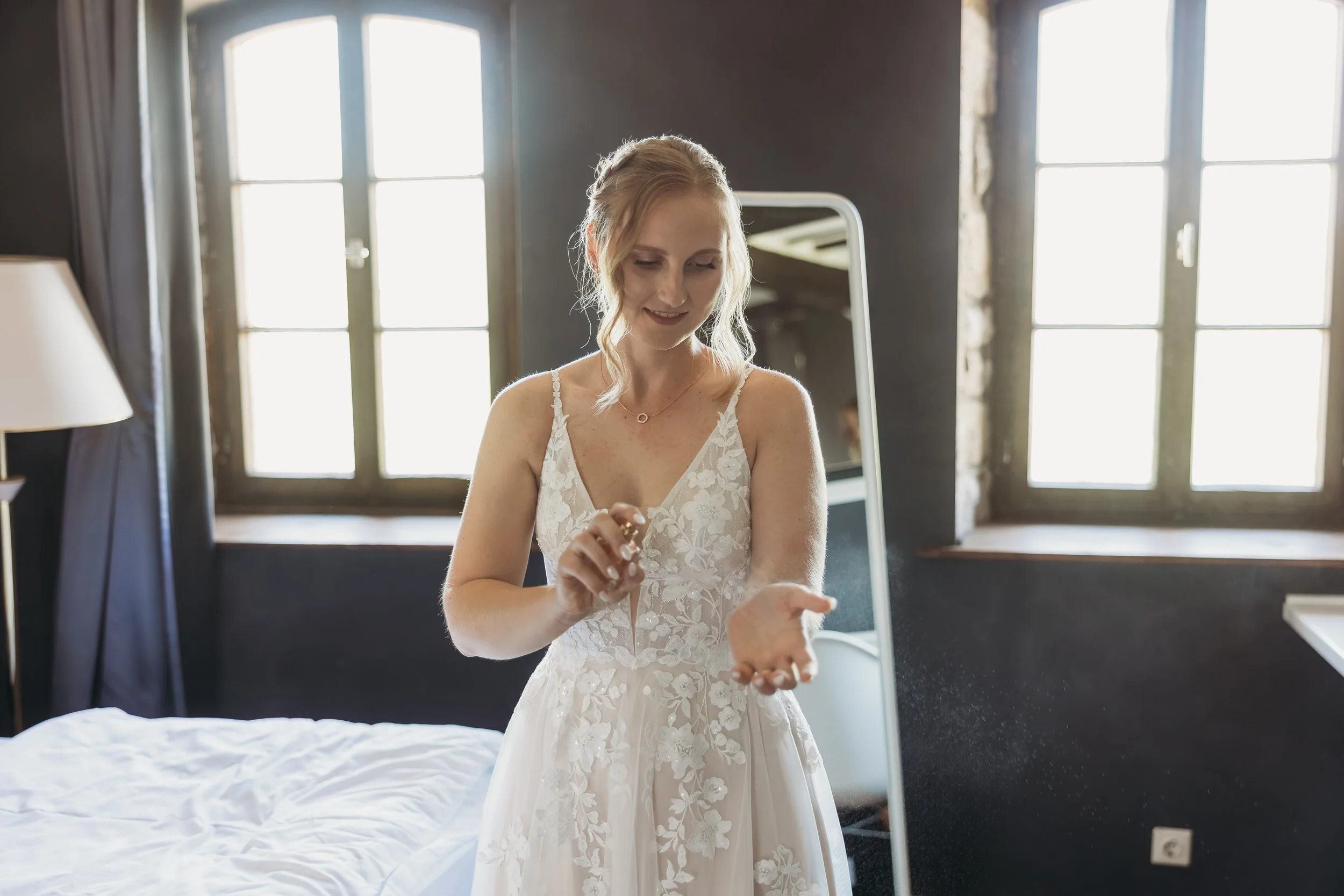 Braut beim Getting Ready für ihre Hochzeit  auf Mathis Wiesenmühle