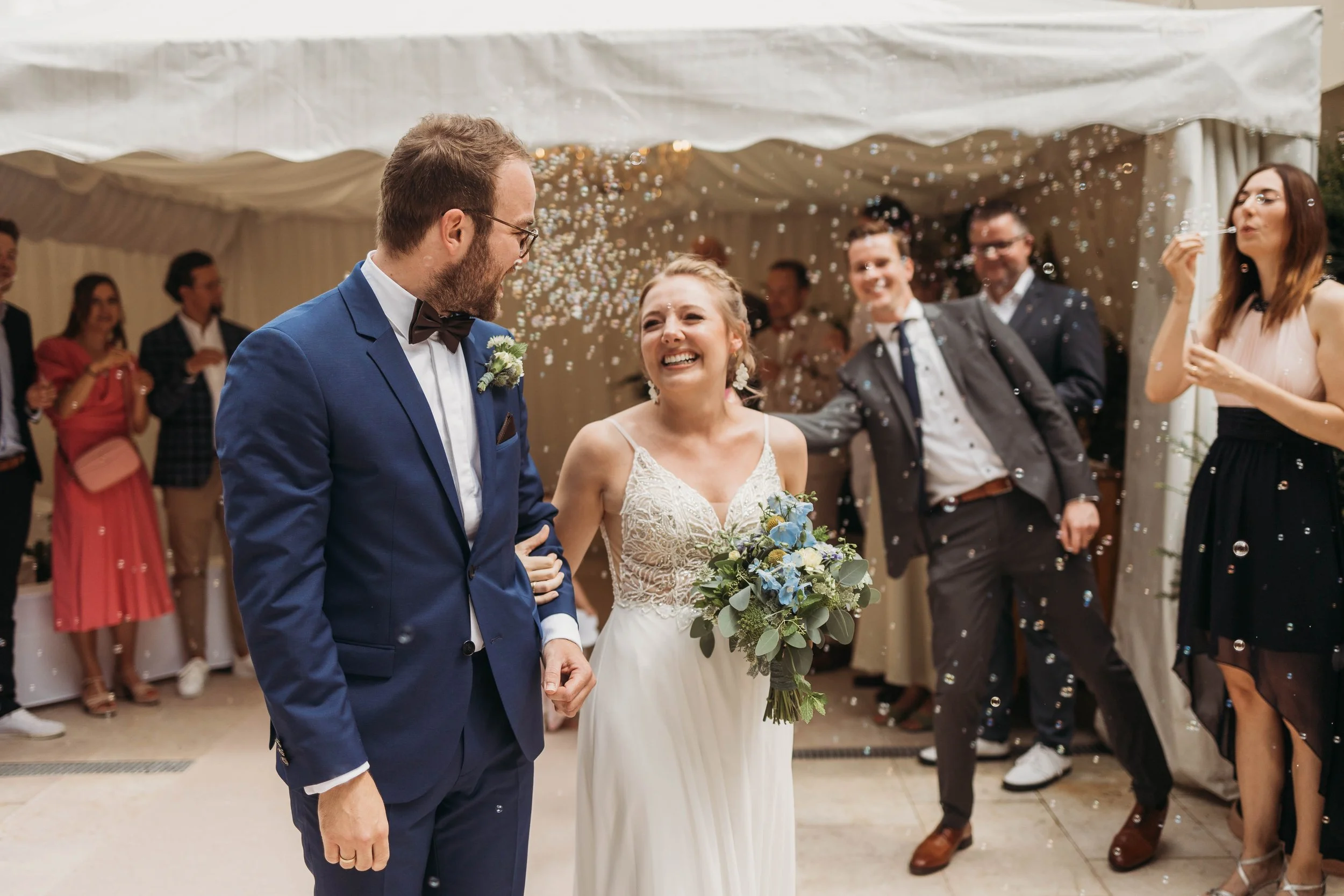 Hochzeitspaar beim Auszug in Rodgau