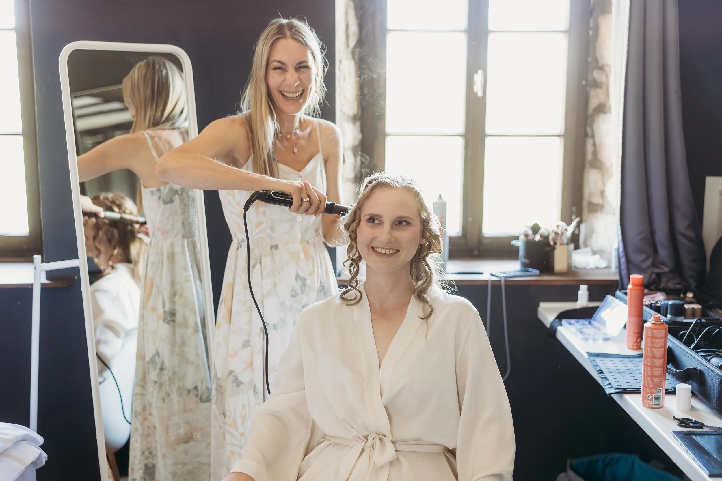 Braut beim Getting Ready für ihre Hochzeit  auf Mathis Wiesenmühle