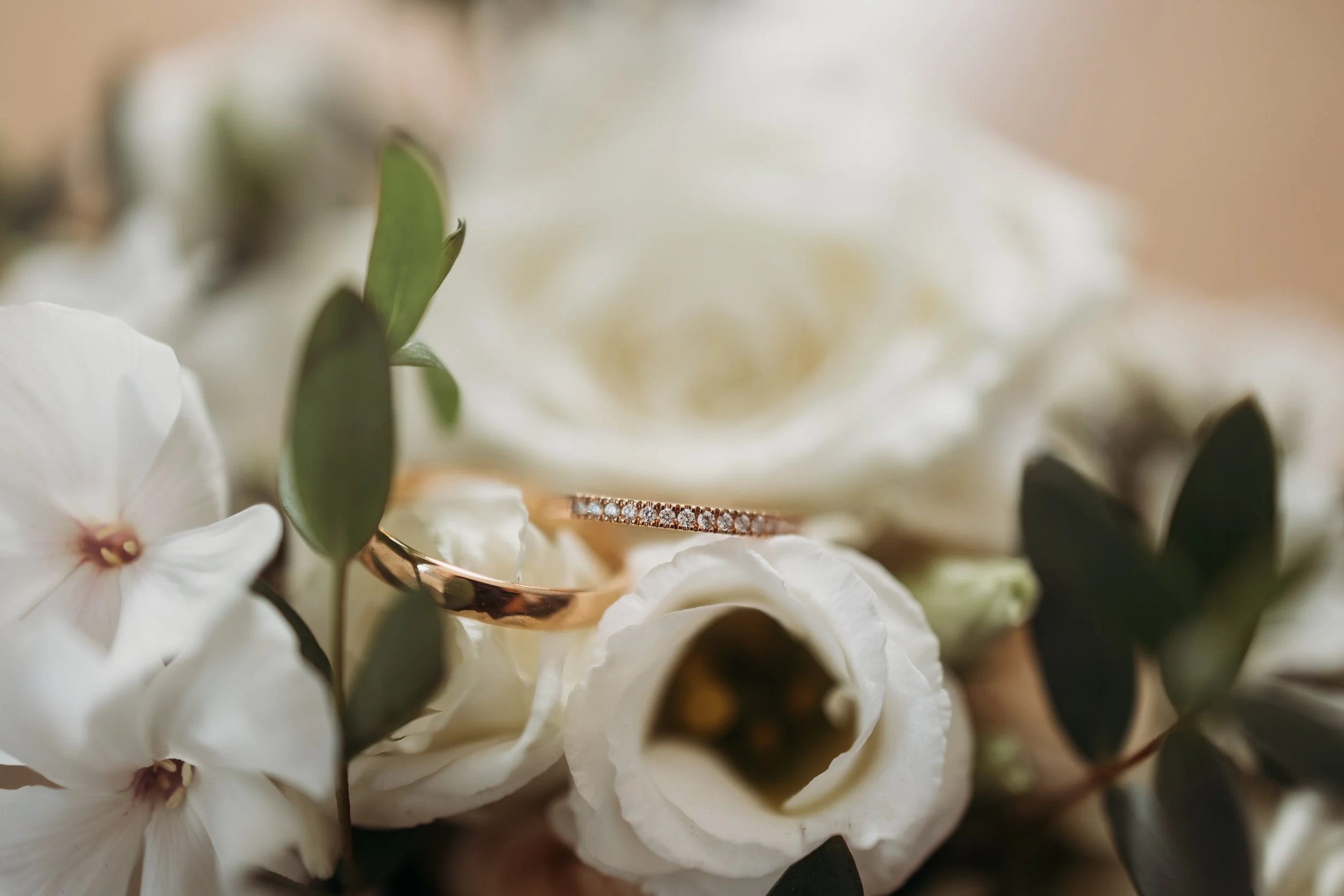 Verlobungsring mit Diamanten auf weißen Blumen und grünen Blättern auf Mathis Wiesenmühle