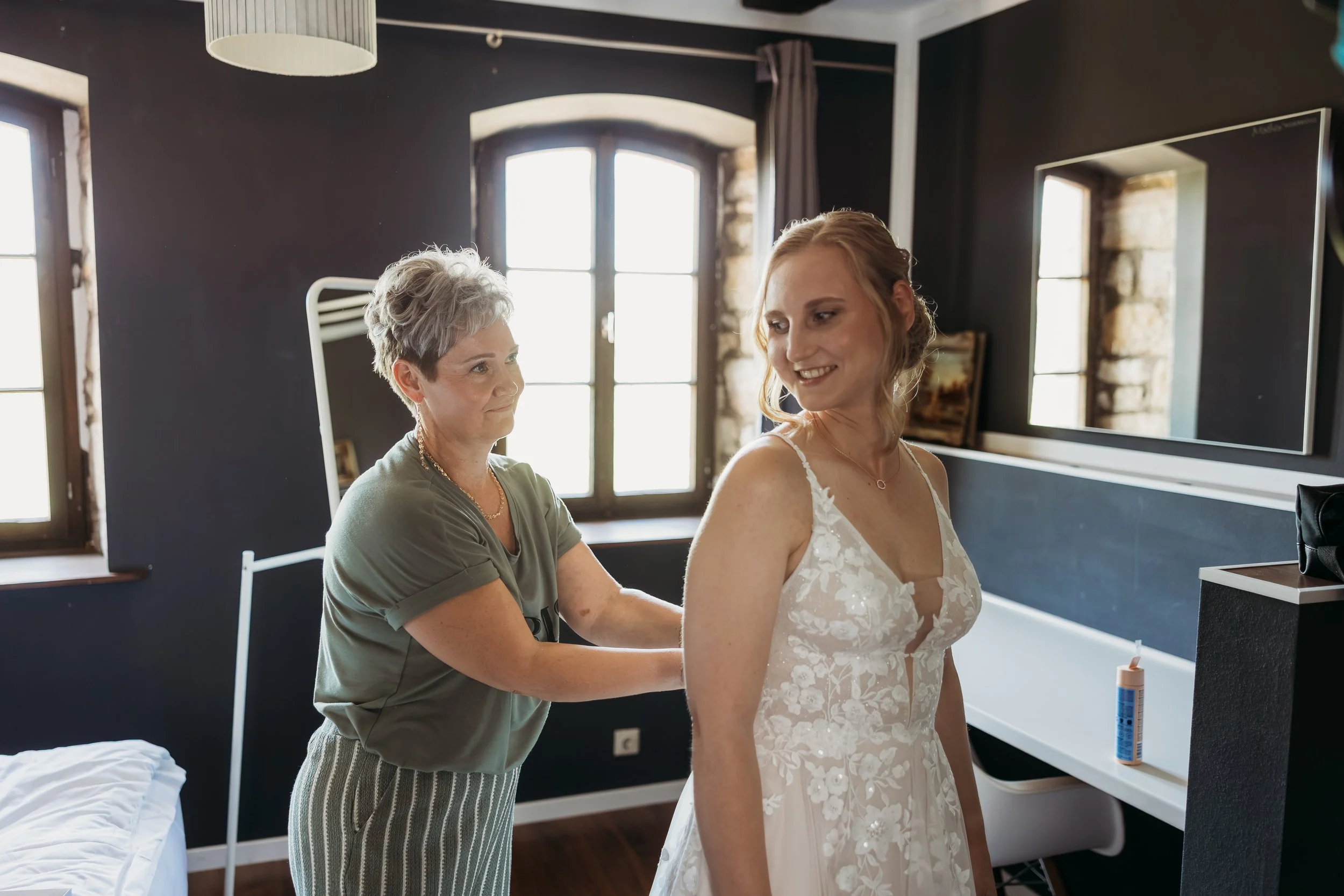 Braut beim Getting Ready für ihre Hochzeit  auf Mathis Wiesenmühle