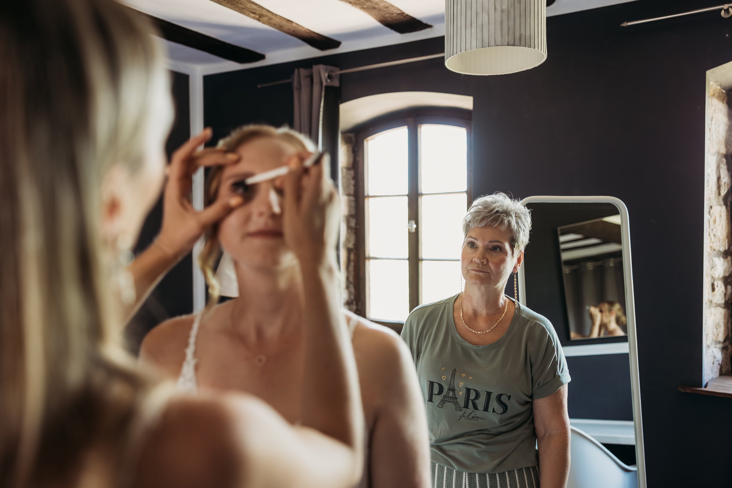 Braut beim Getting Ready für ihre Hochzeit  auf Mathis Wiesenmühle