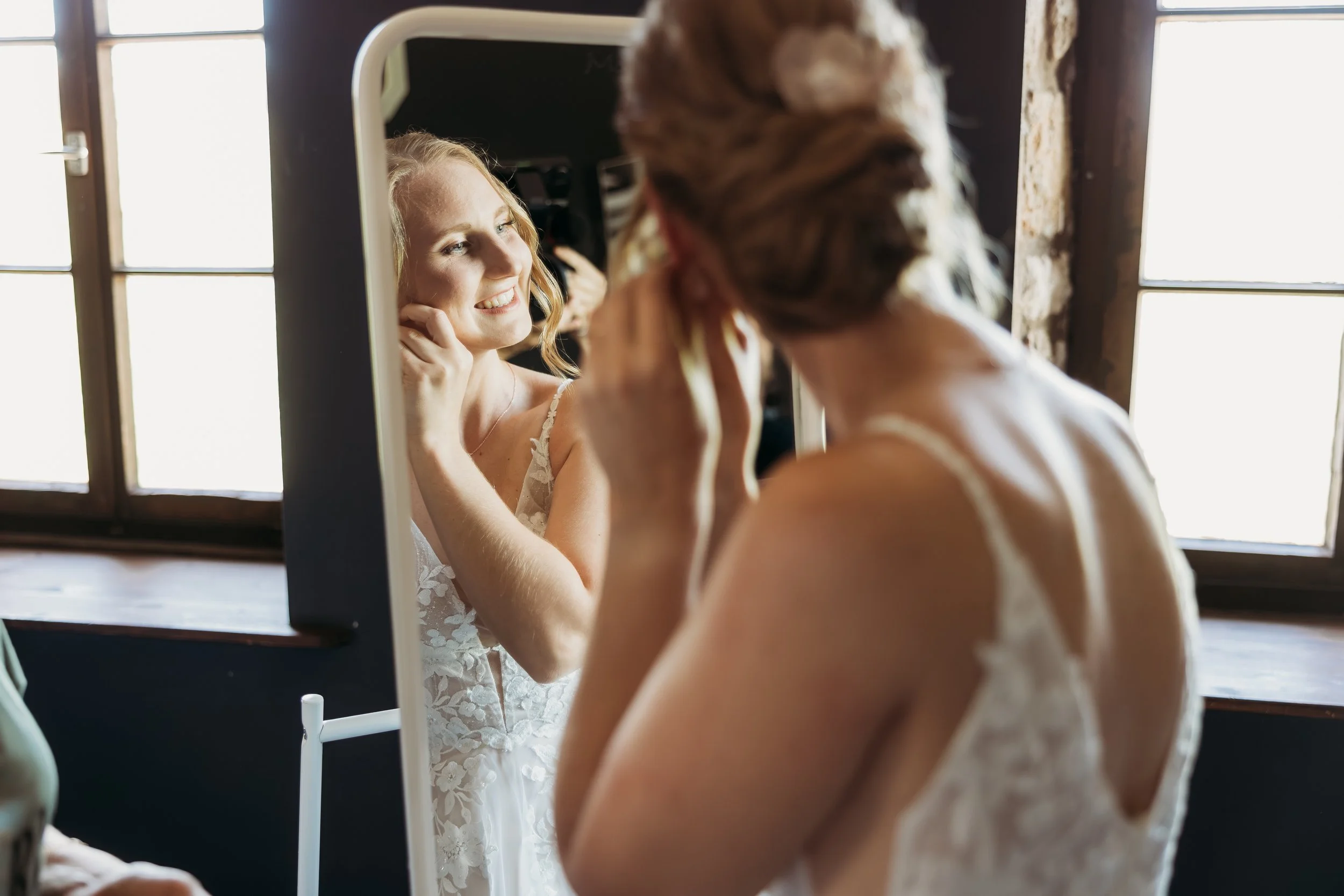 Braut beim Getting Ready für ihre Hochzeit  auf Mathis Wiesenmühle