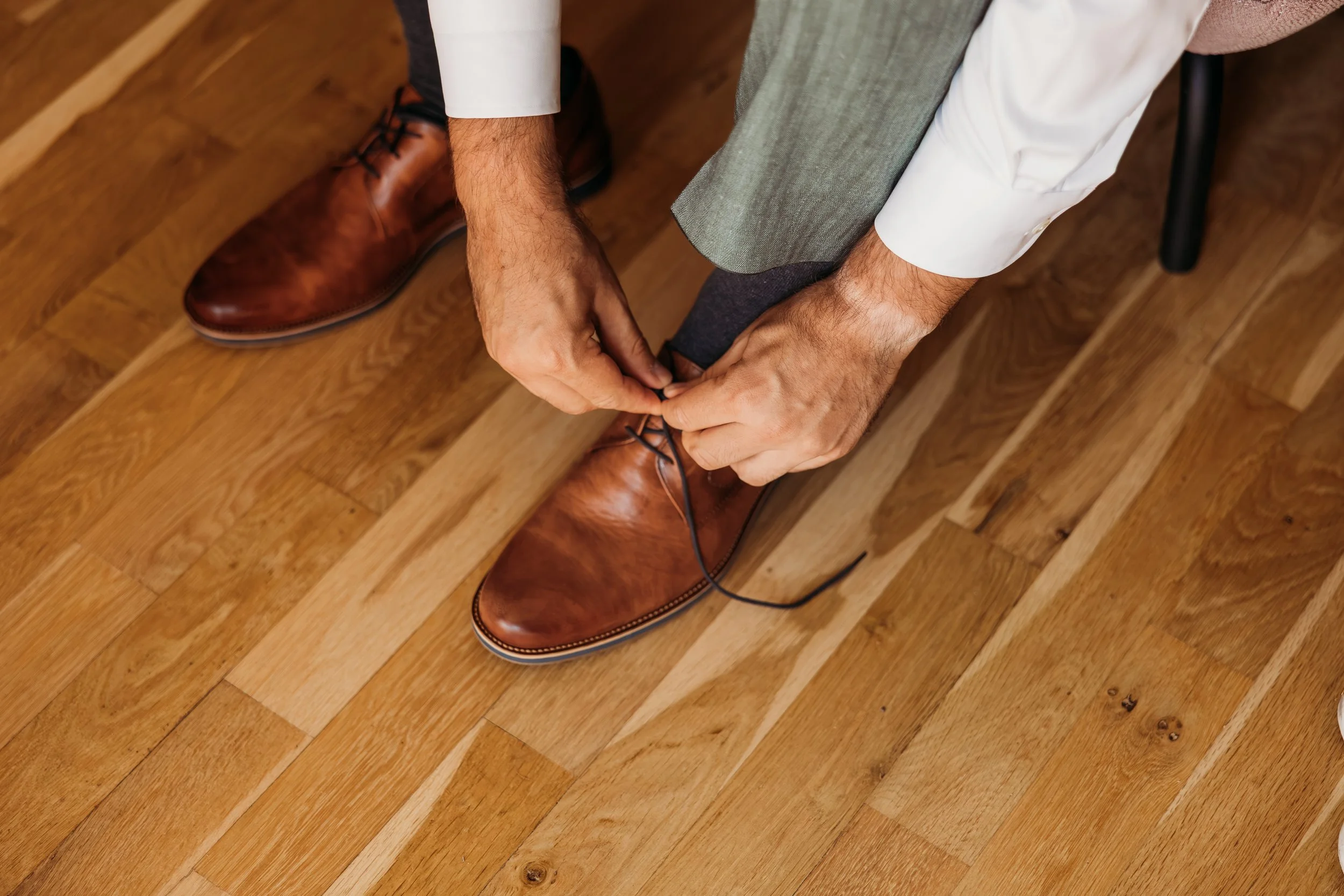 Ein Bräutigam bei den Vorbereitungen zu seiner Hochzeit auf Mathis Wiesenmühle