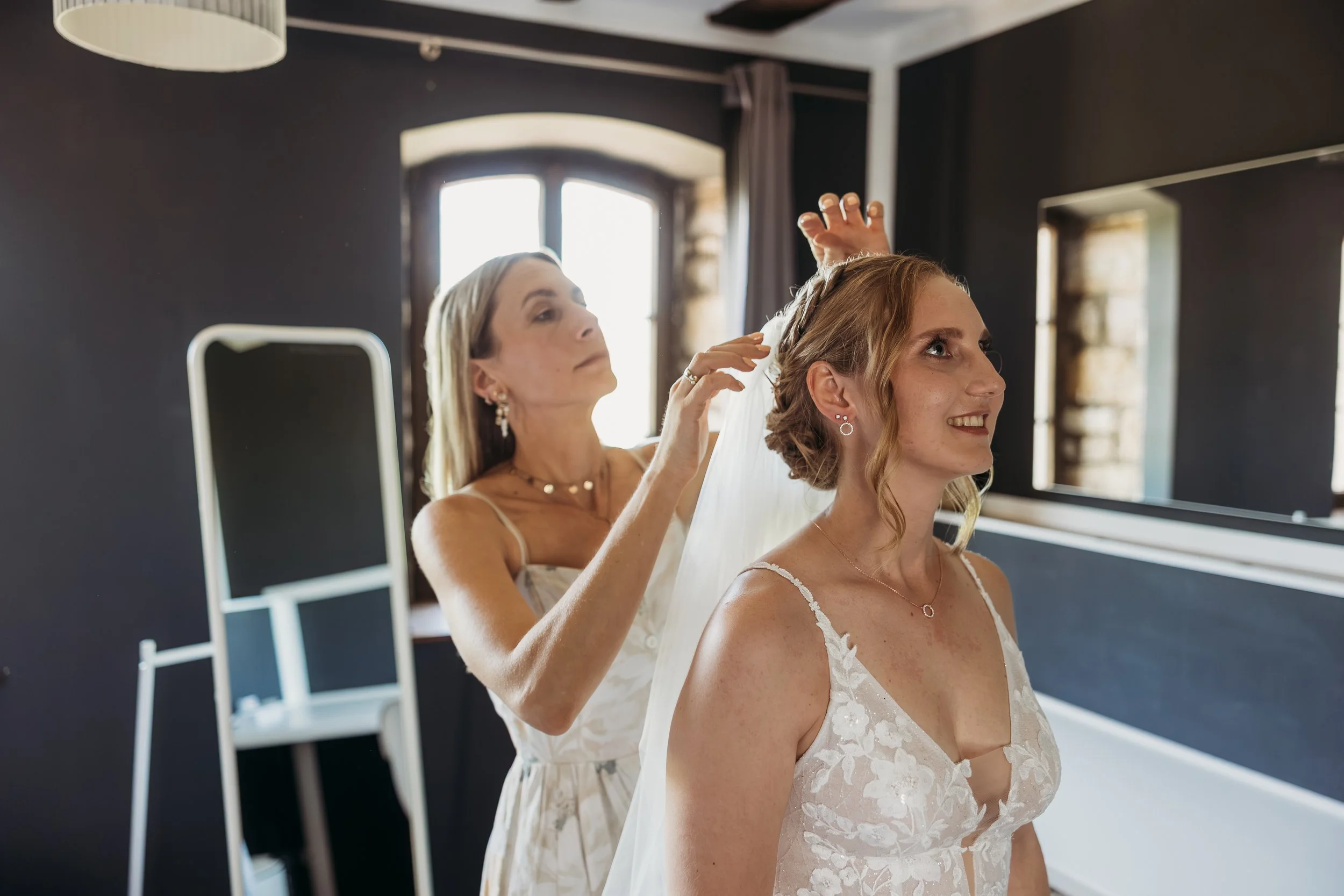 Braut beim Getting Ready für ihre Hochzeit  auf Mathis Wiesenmühle