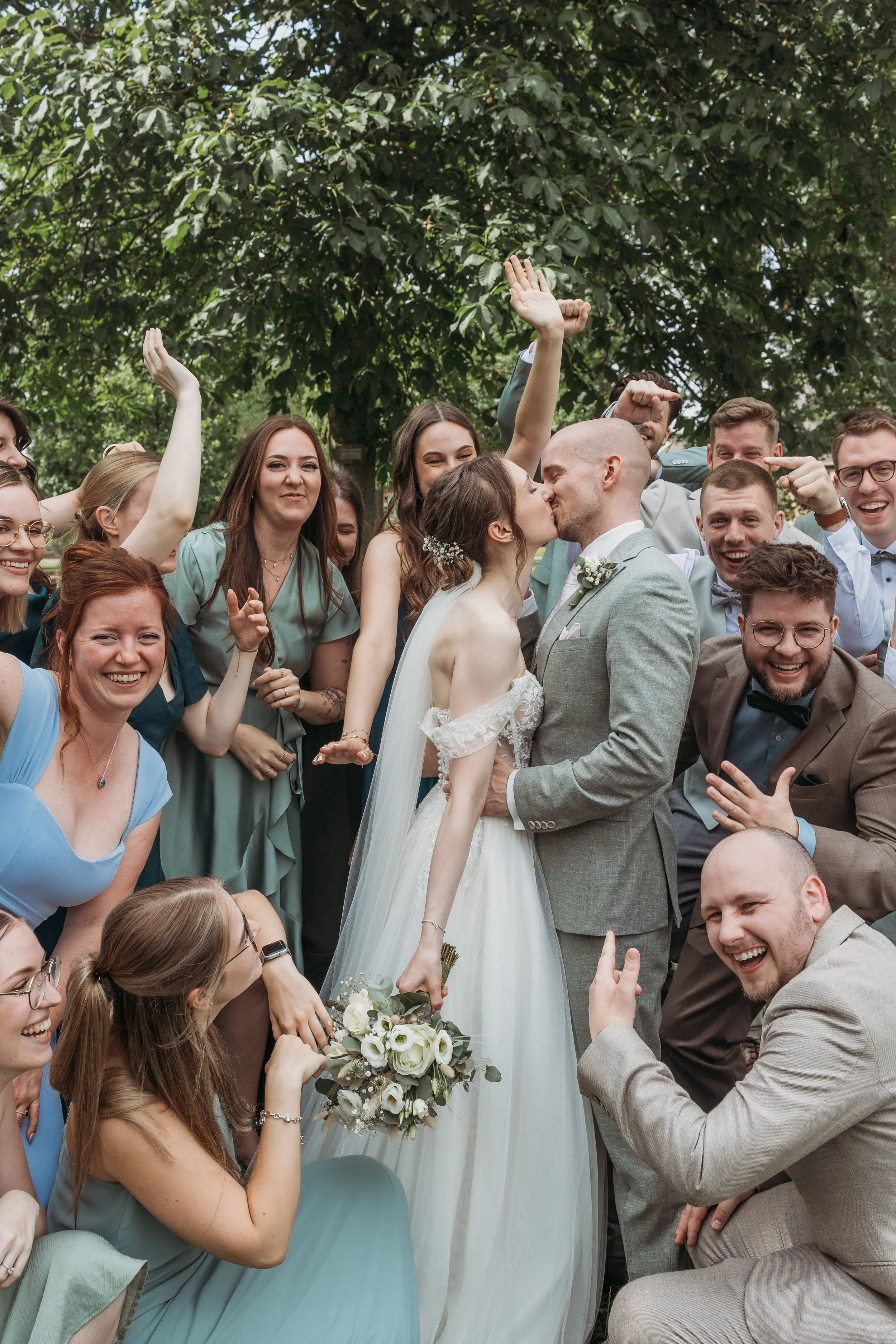 Hochzeitspaar mit jubelnder Hochzeitsgesellschaft in Rodgau