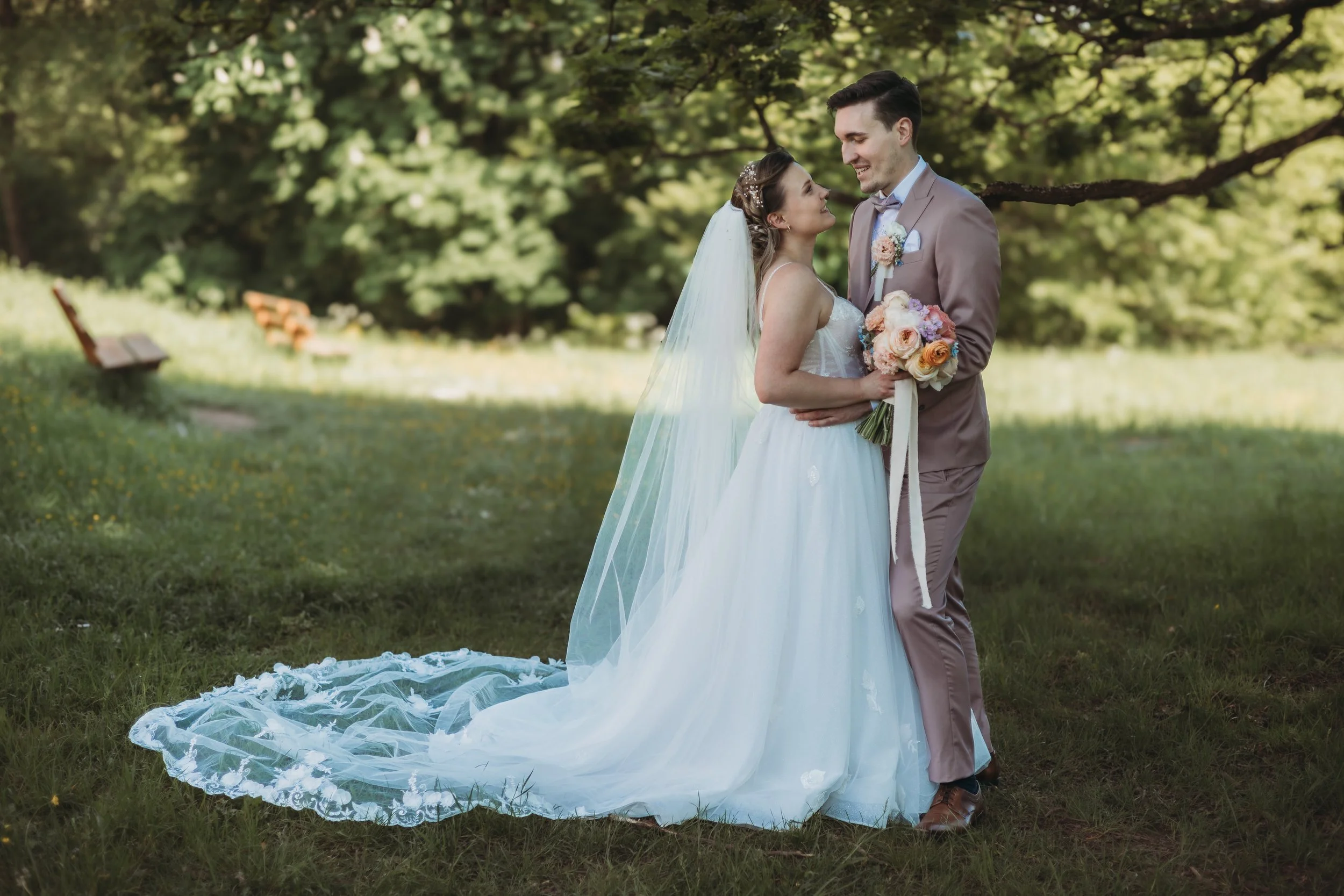Hochzeitspaar in Rodgau beim Brautpaarshooting