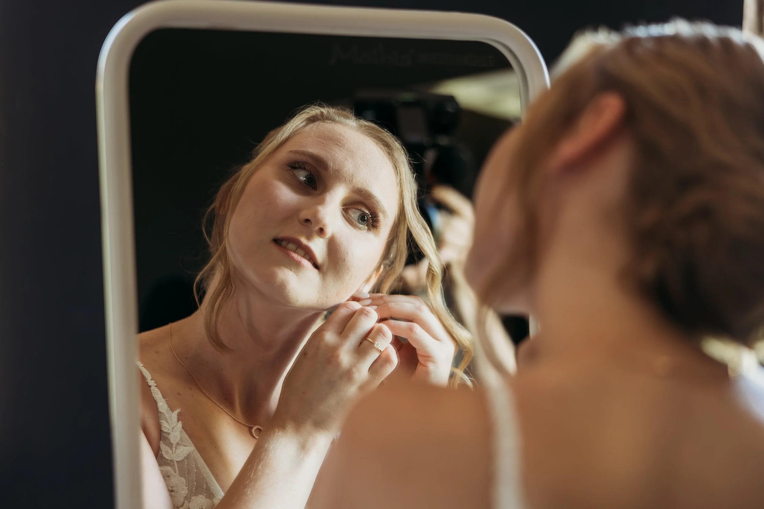 Braut beim Getting Ready für ihre Hochzeit  auf Mathis Wiesenmühle