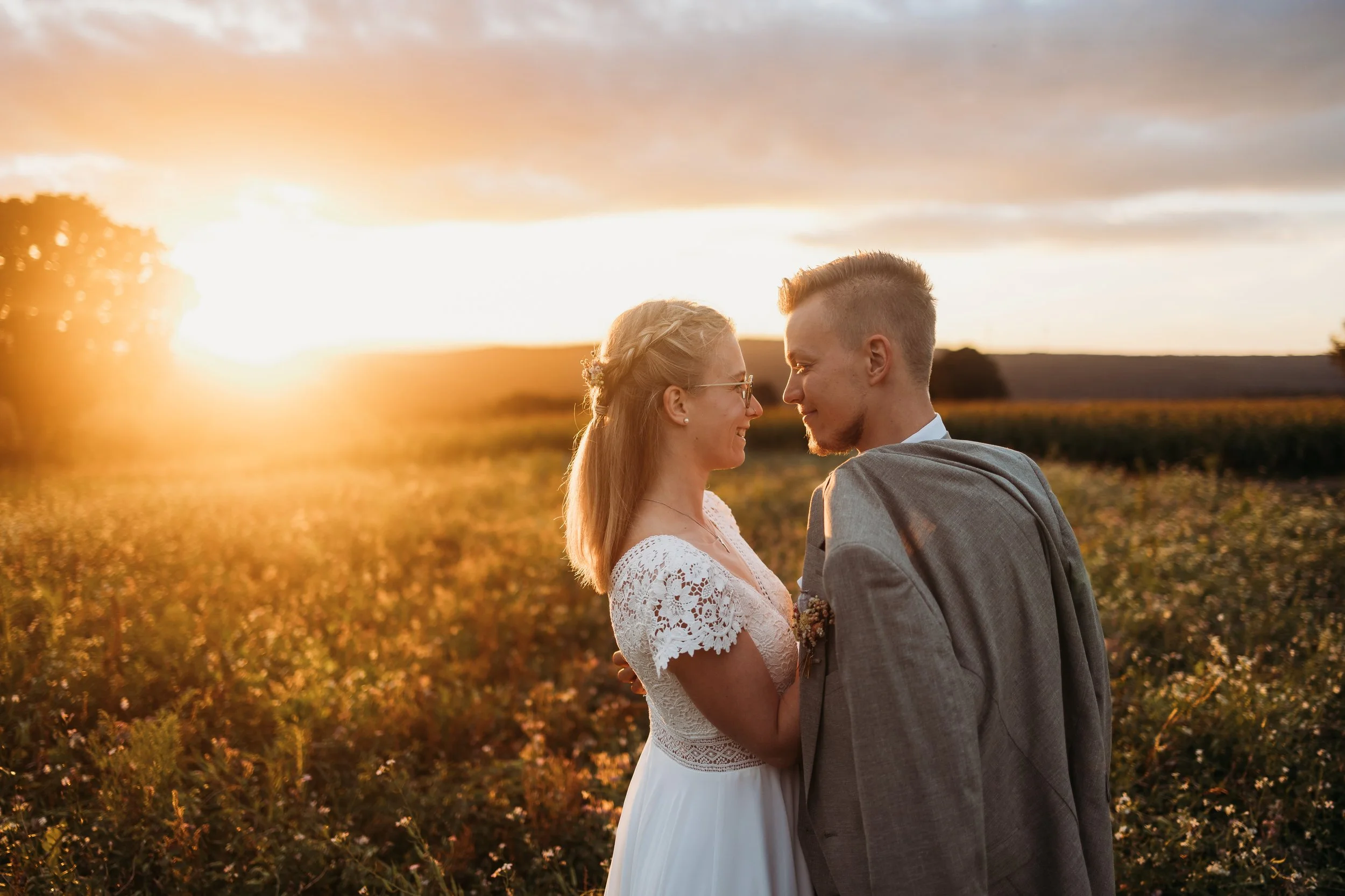 Hochzeitspaar im Sonnenuntergang in Rodgau