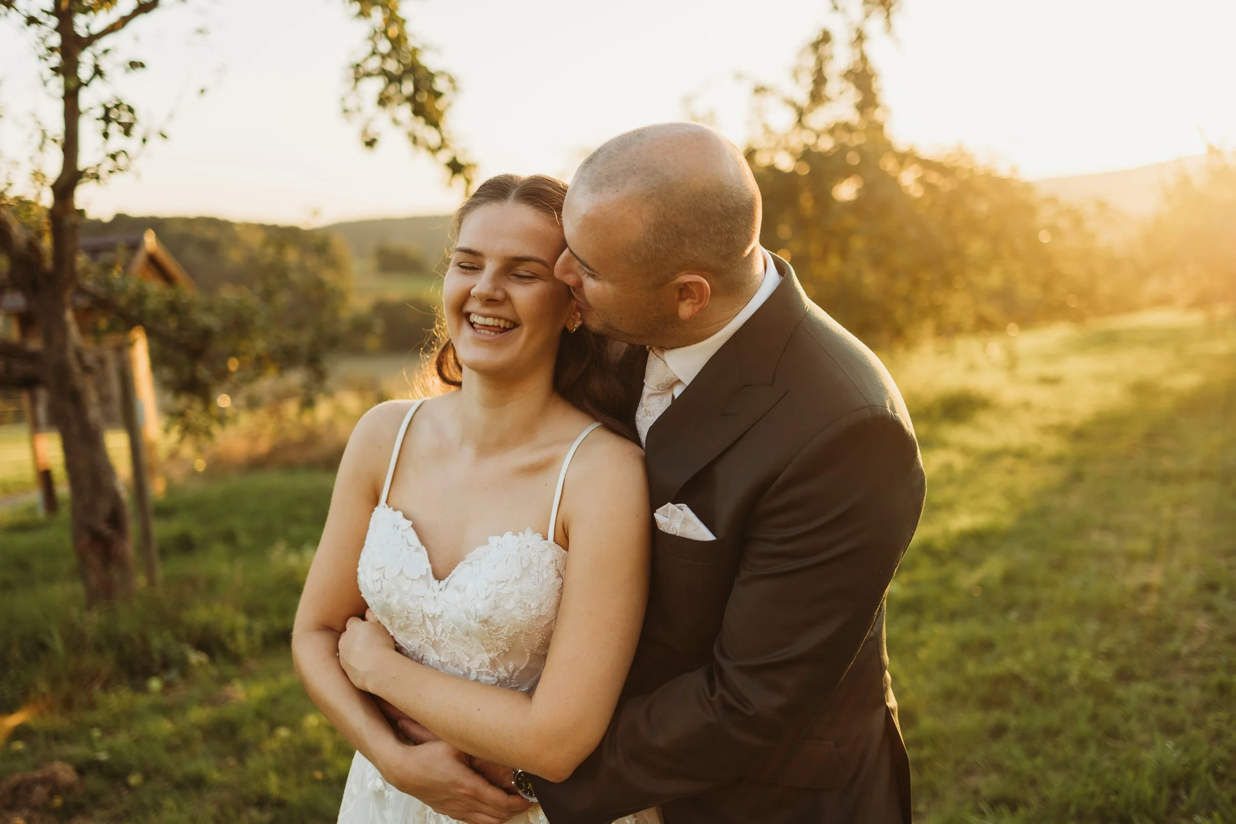 Hochzeitspaar im Sonnenuntergang in Rodgau