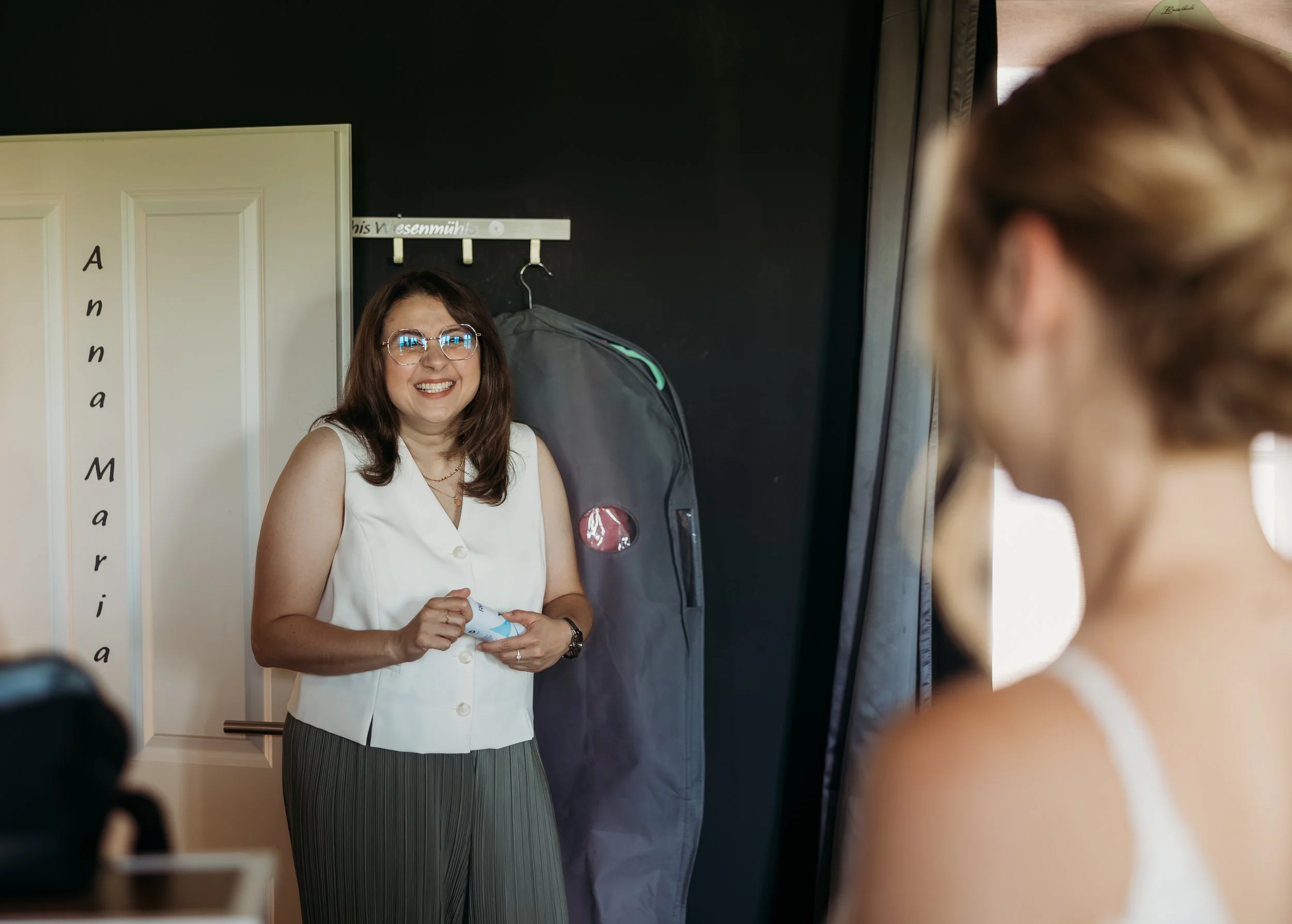 Braut beim Getting Ready für ihre Hochzeit  auf Mathis Wiesenmühle
