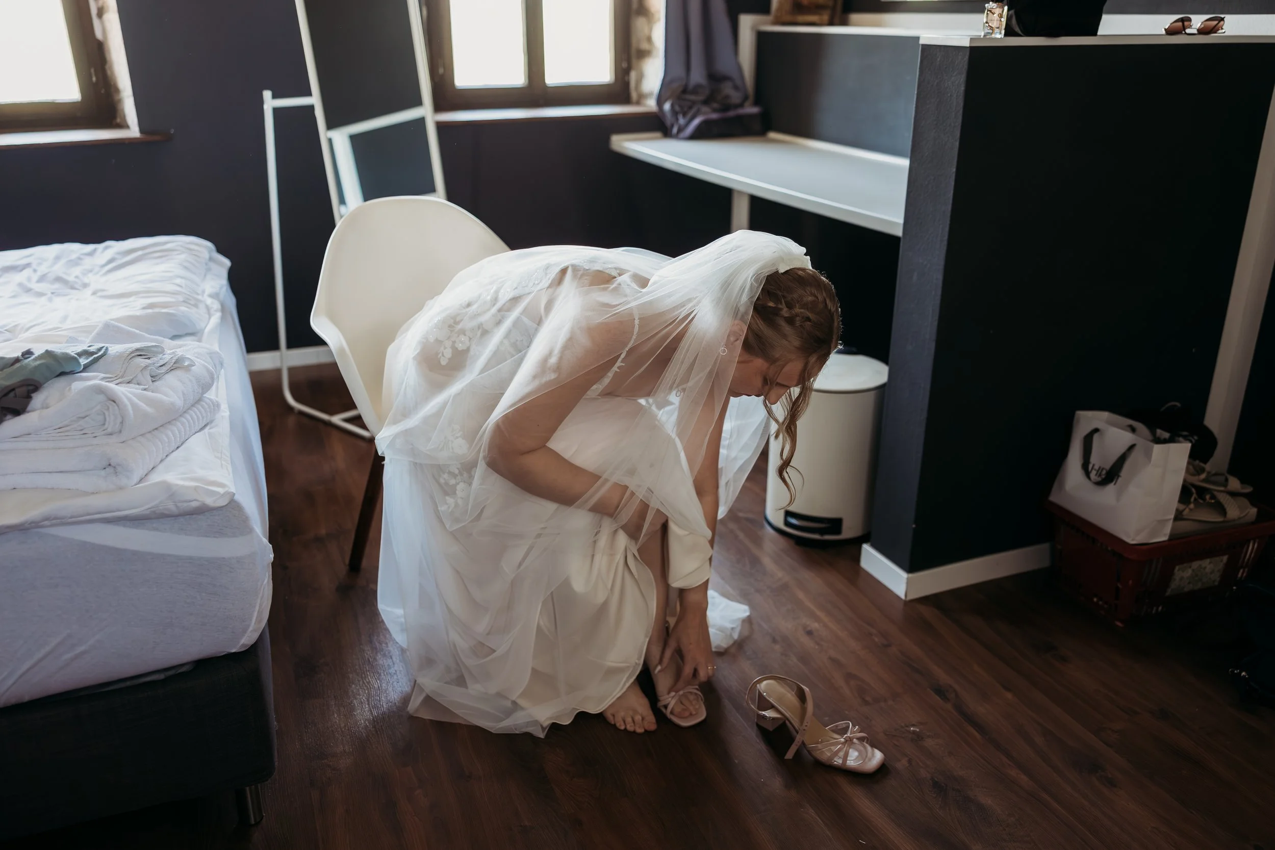 Braut beim Getting Ready für ihre Hochzeit  auf Mathis Wiesenmühle