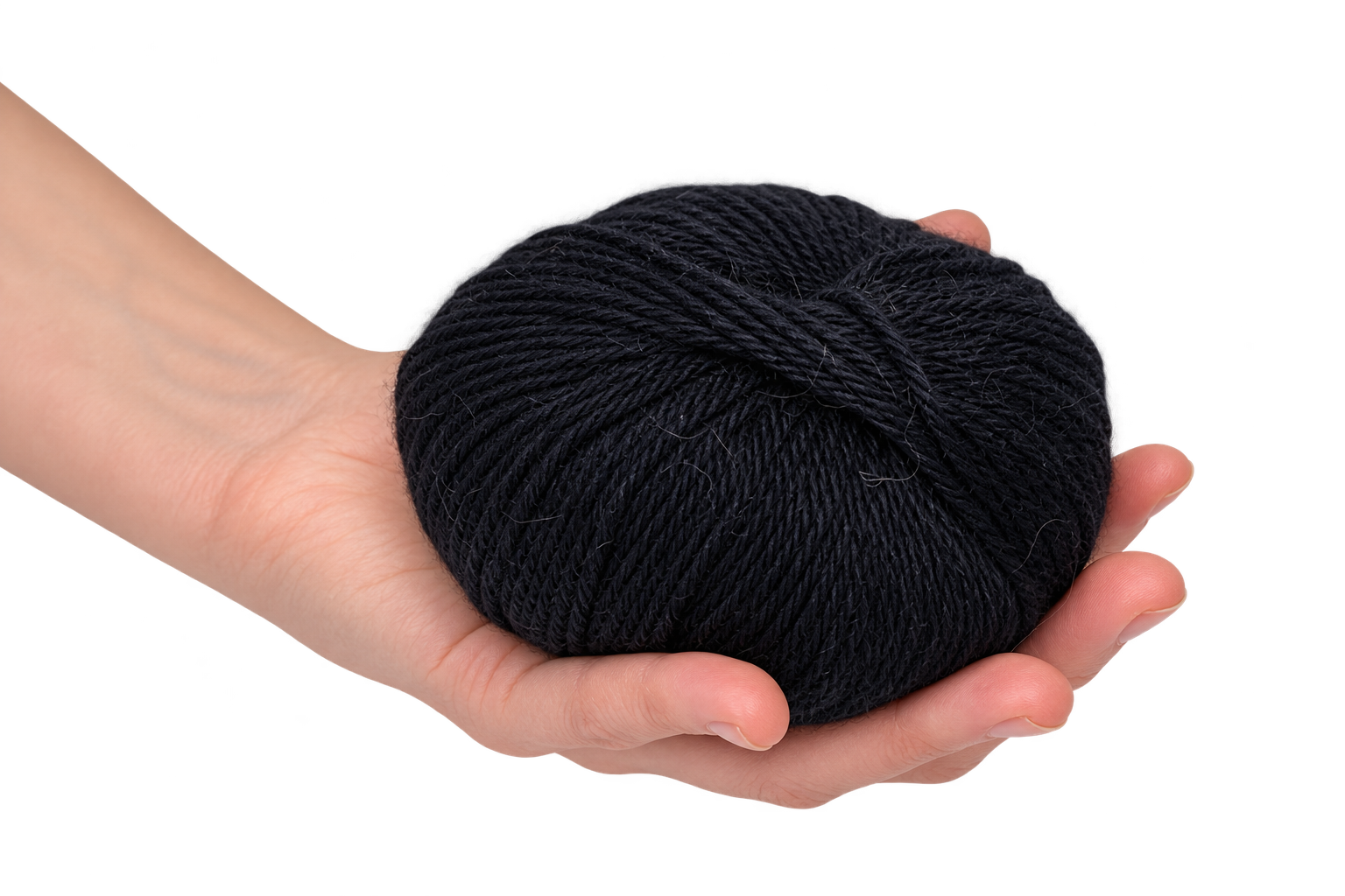 Hand hält dunkles Wollknäuel.png
