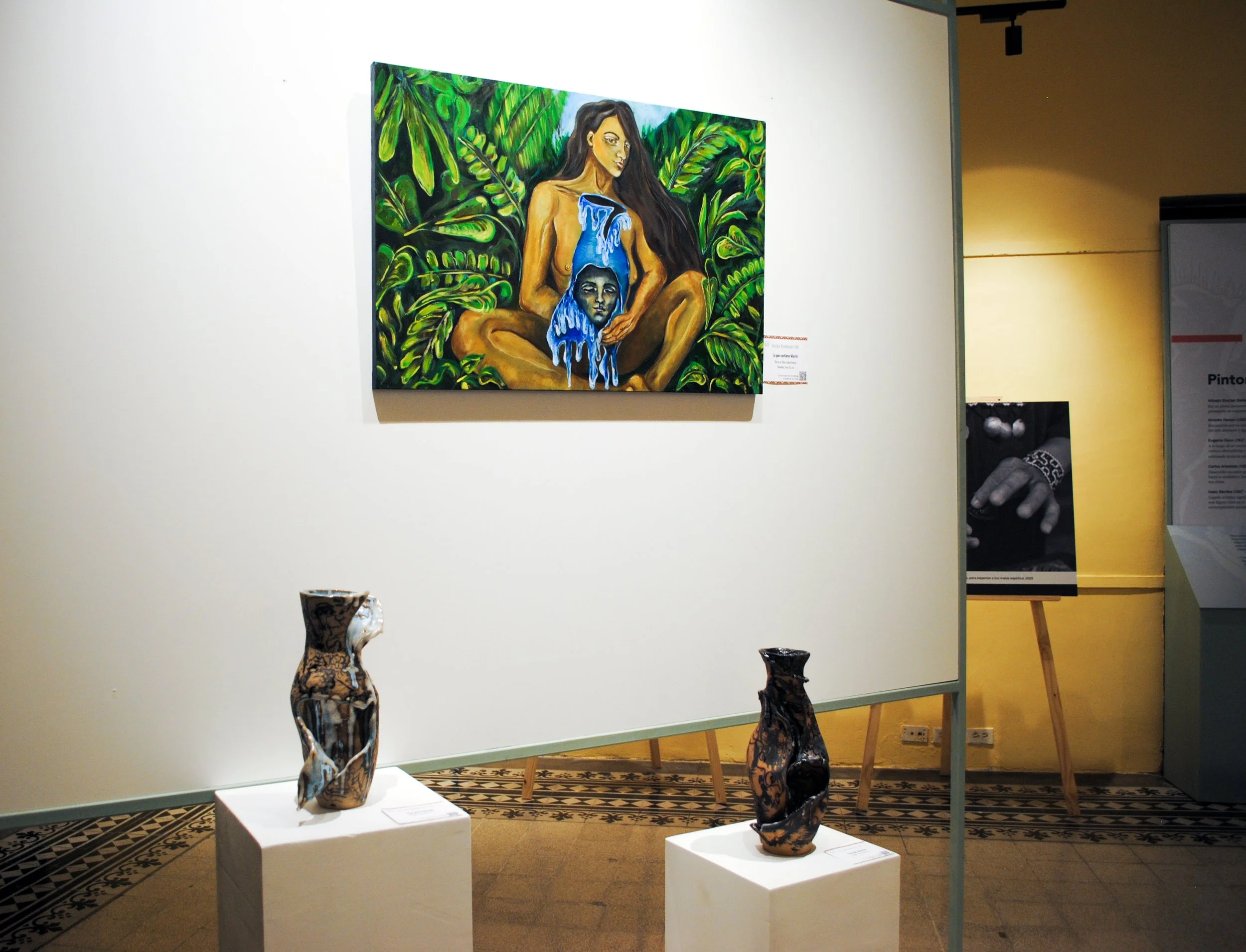 Exhibition view of La memoria del barro: Visiones de la Amazonía peruana featuring paintings and ceramic works inspired by the Peruvian Amazon.