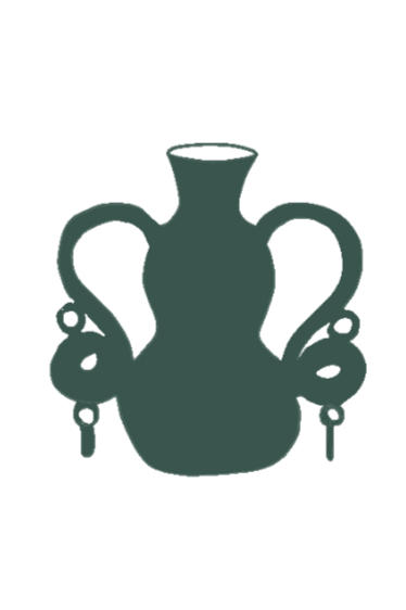 Vaso o urna antigua con asas decorativas y relicarios colgantes.