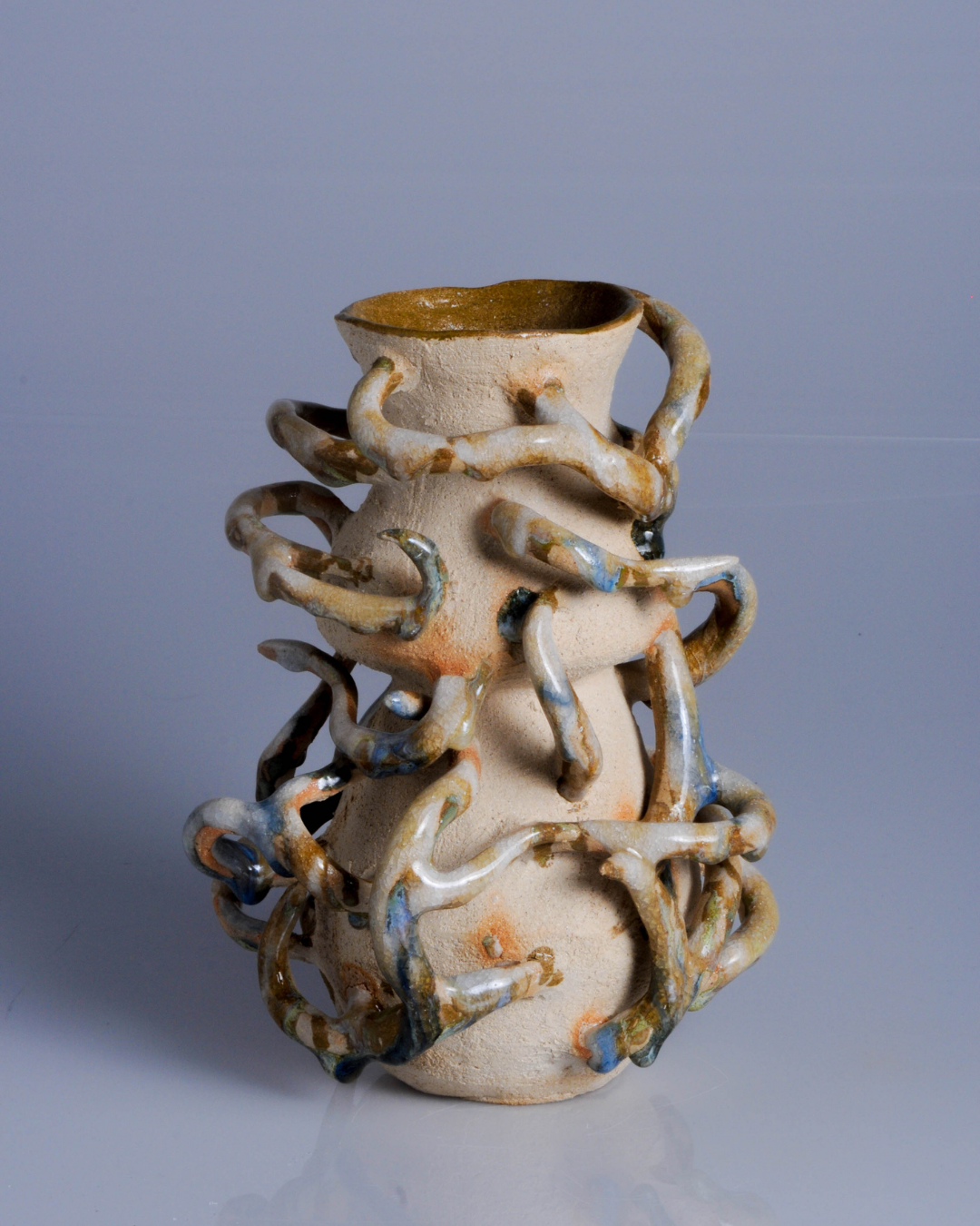 Vessel studies from the Atravesar series, exploring ceramic forms, material research and the transformation of traditional vessels.