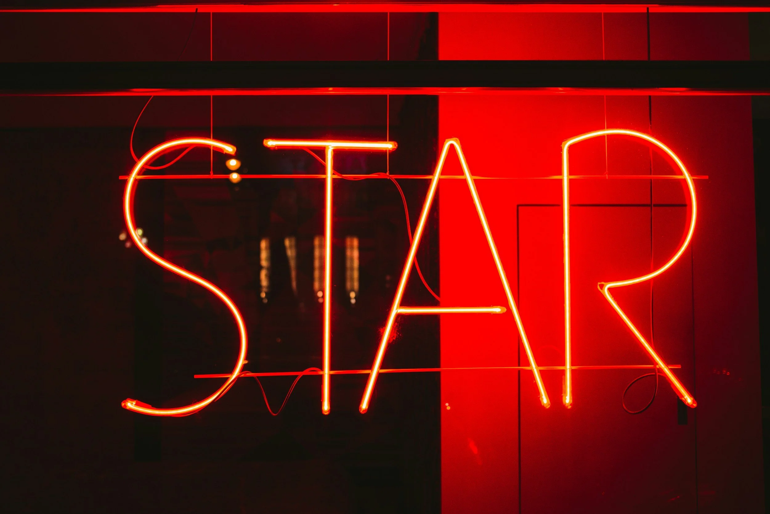 neon sign red that says the word (star)