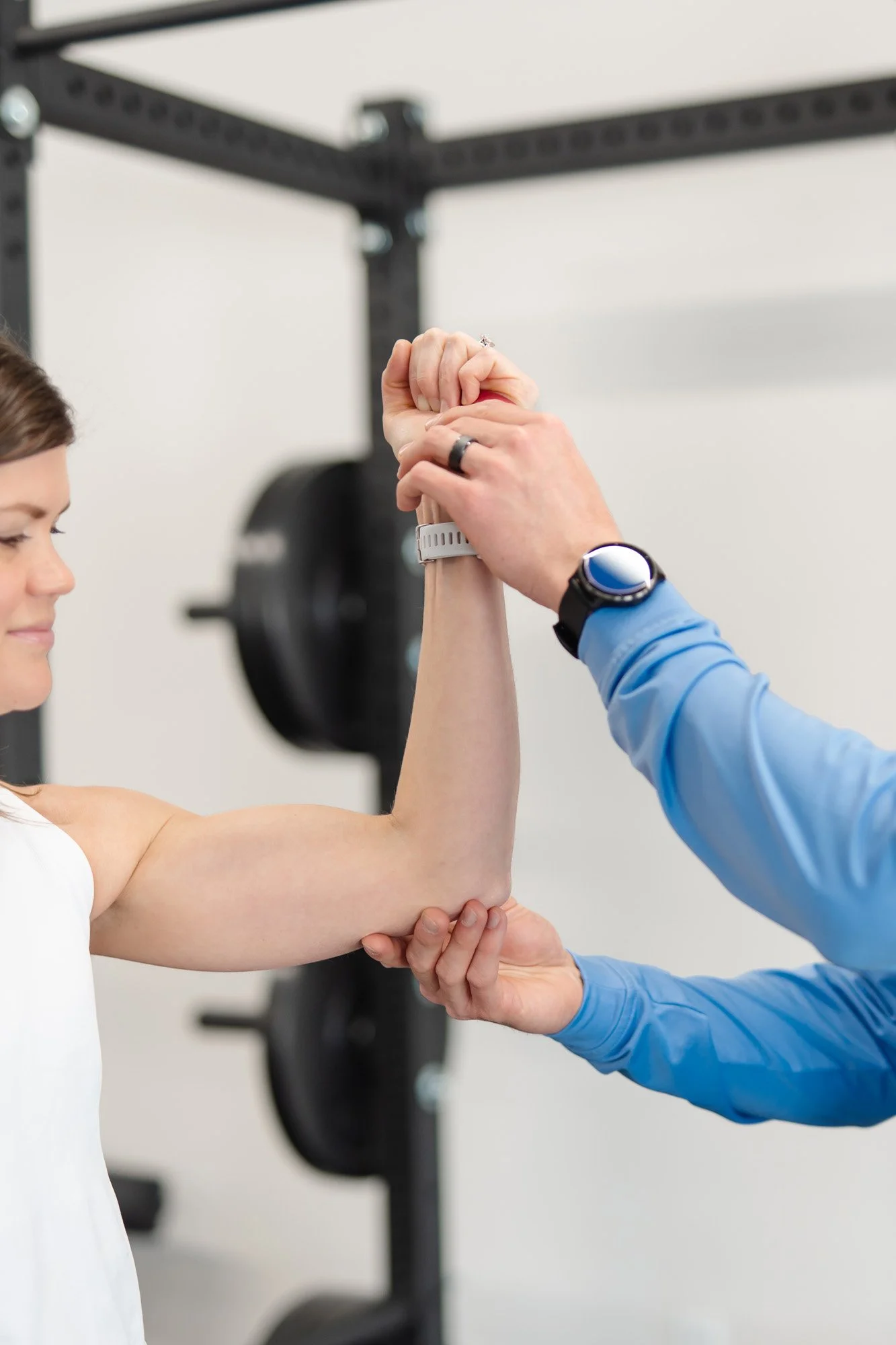 practitioner giving a physical therapy exam