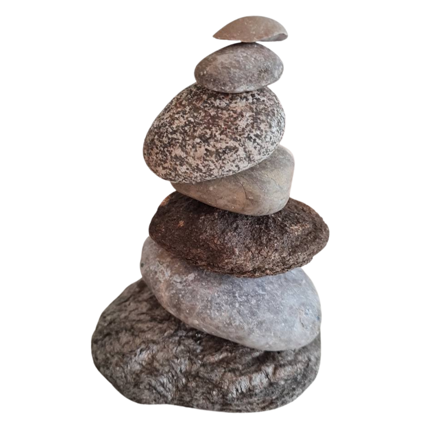 Fünf unterschiedlich große und farbige Steine sind aufgestapelt, von oben nach unten: beige, grau, braun, hellgrau und dunkelbraun, auf schwarzem Hintergrund.